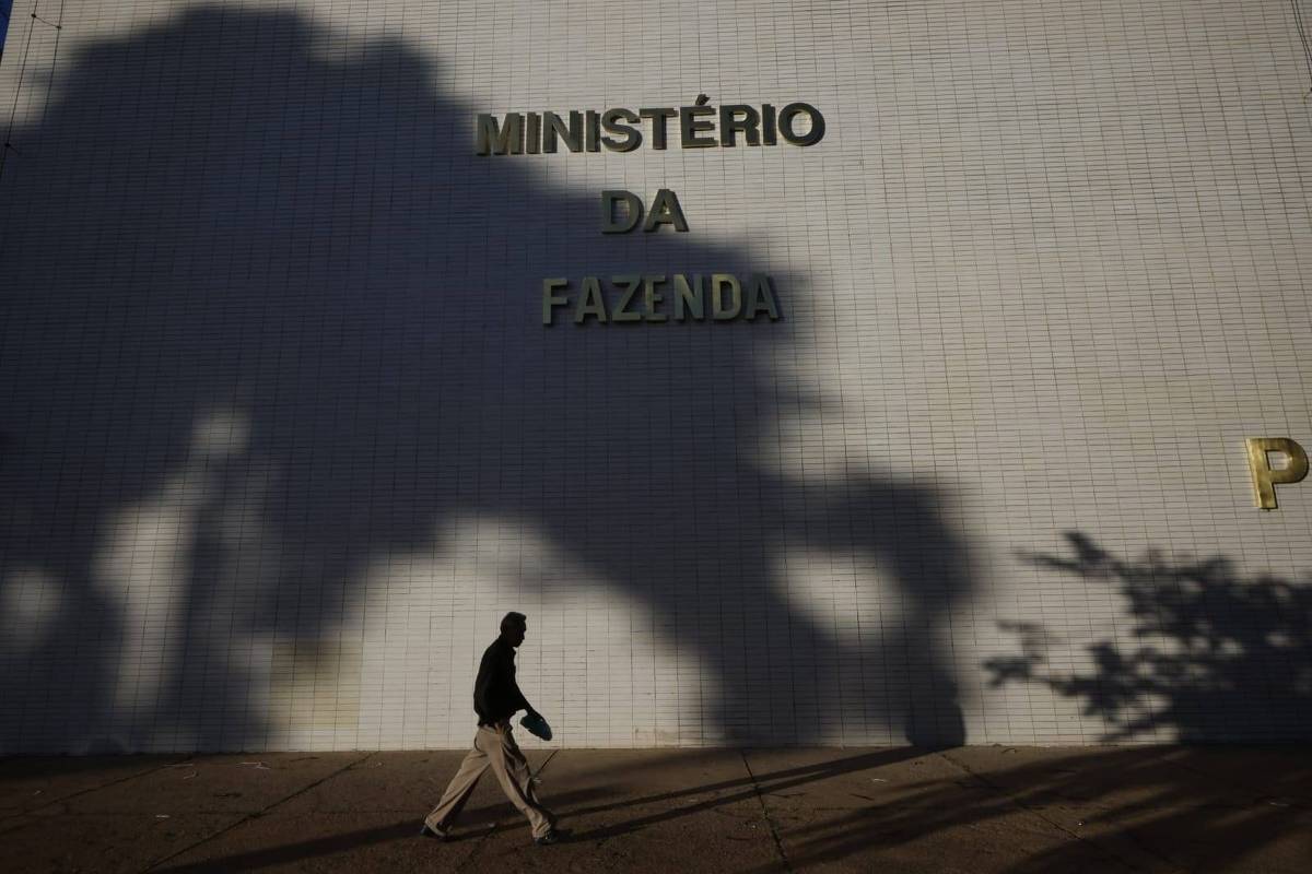 Tesouro realiza leilão de títulos prefixados, e juros futuros sobem com incertezas políticas