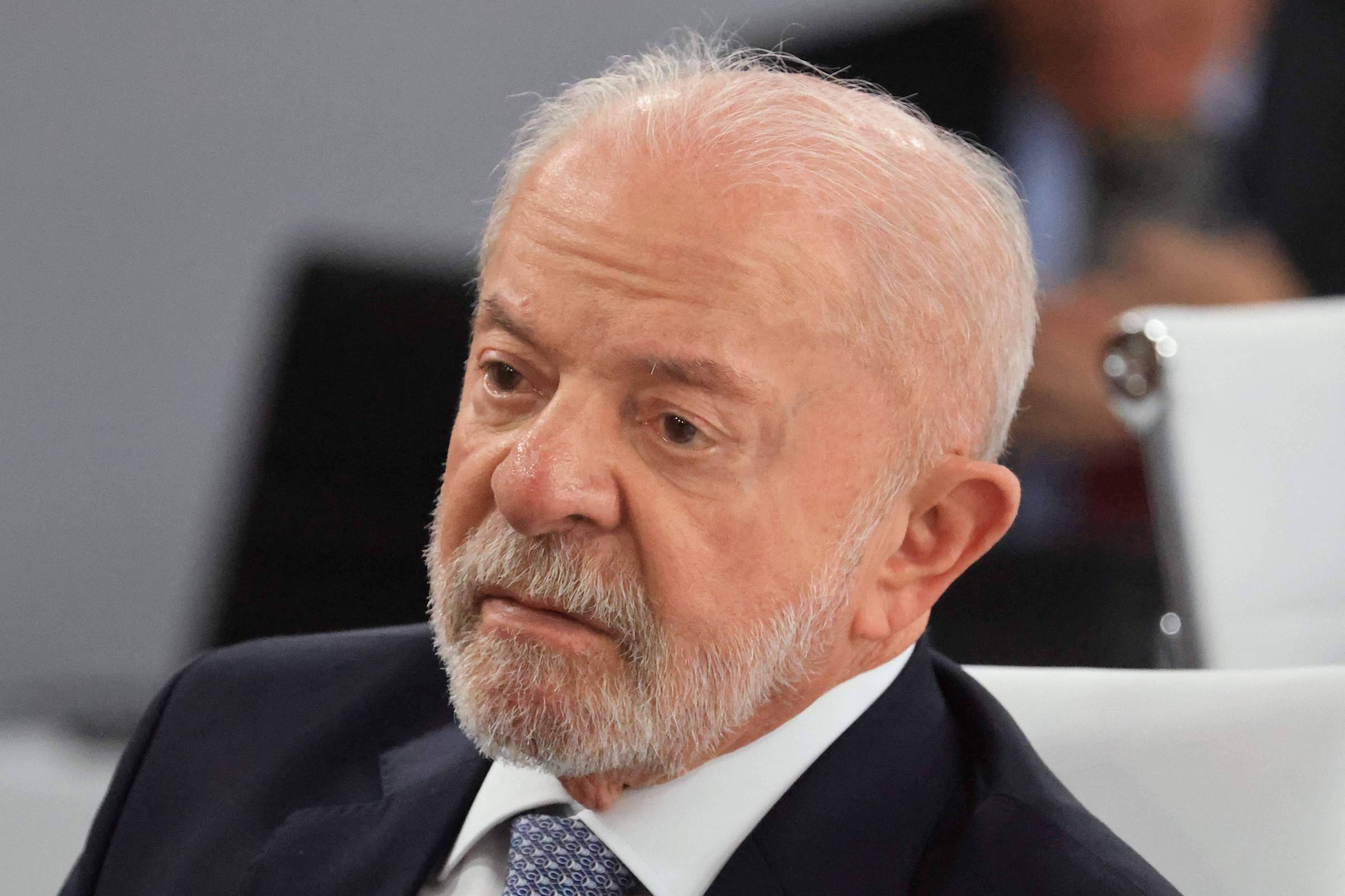 Conflito de Interesses: Lula Acusa Flávio Bolsonaro de Traição à Pátria