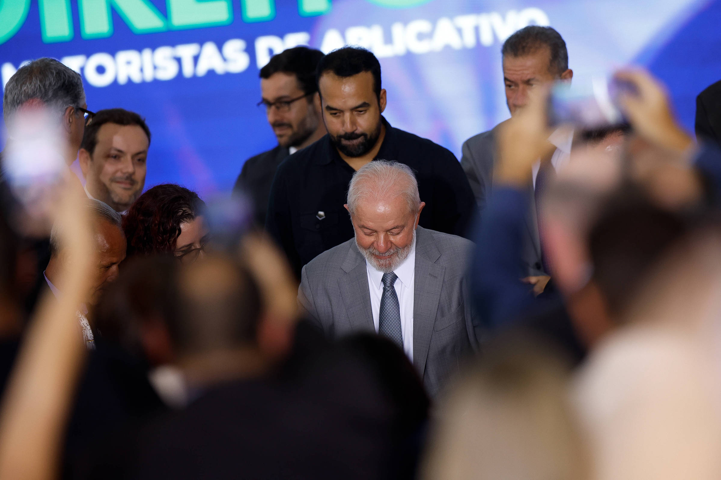 Governo Remove Slogan e Impõe Novas Regras em Período Eleitoral