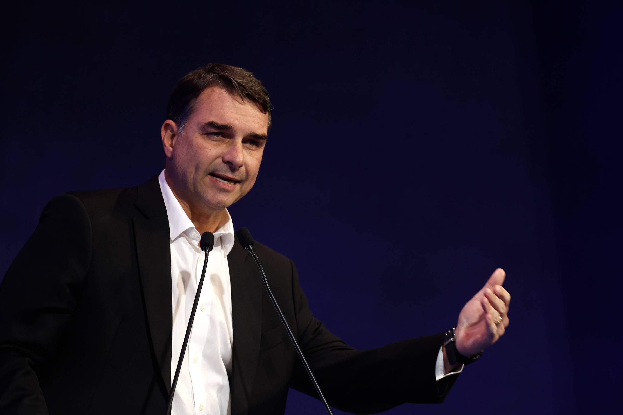 Flávio Bolsonaro em Missão nos EUA para Defender o Pix: Uma Perspectiva Futurista