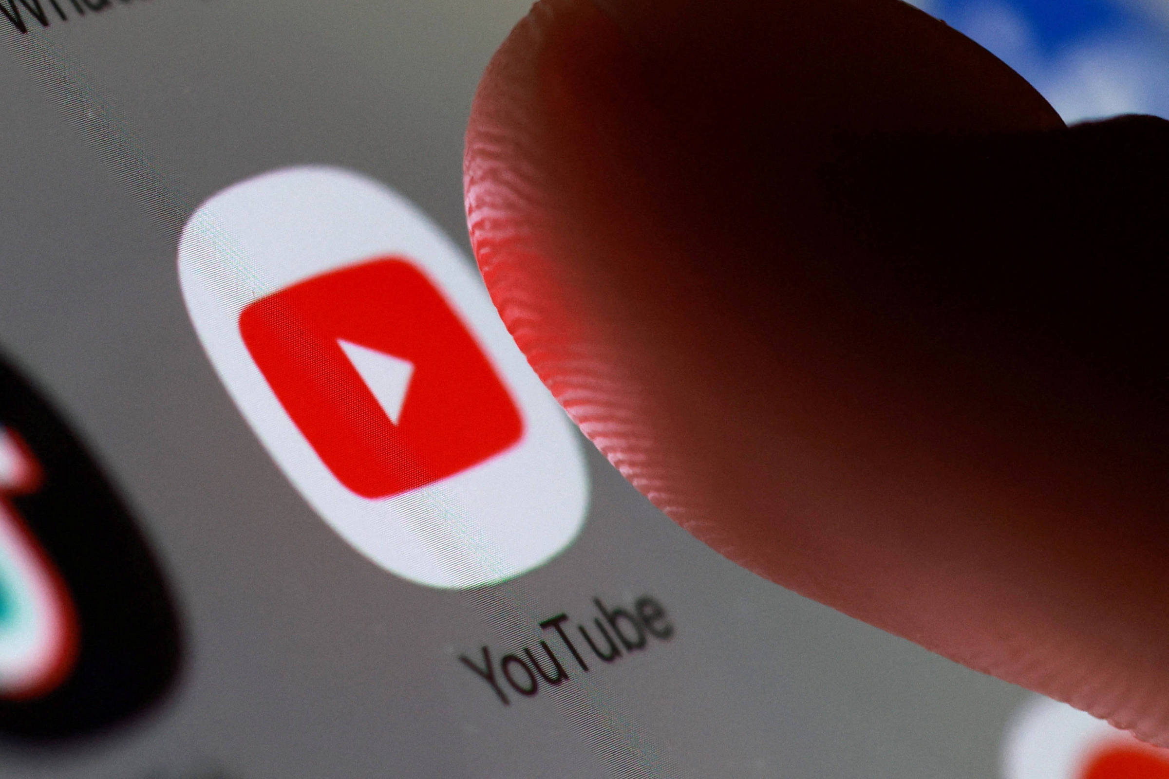 AGU Notifica Google para Combater Apostas Ilegais no YouTube