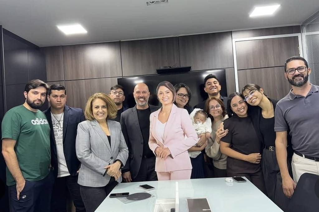 A Nova Era de Michelle Bolsonaro: Entre Papelões e Realidades