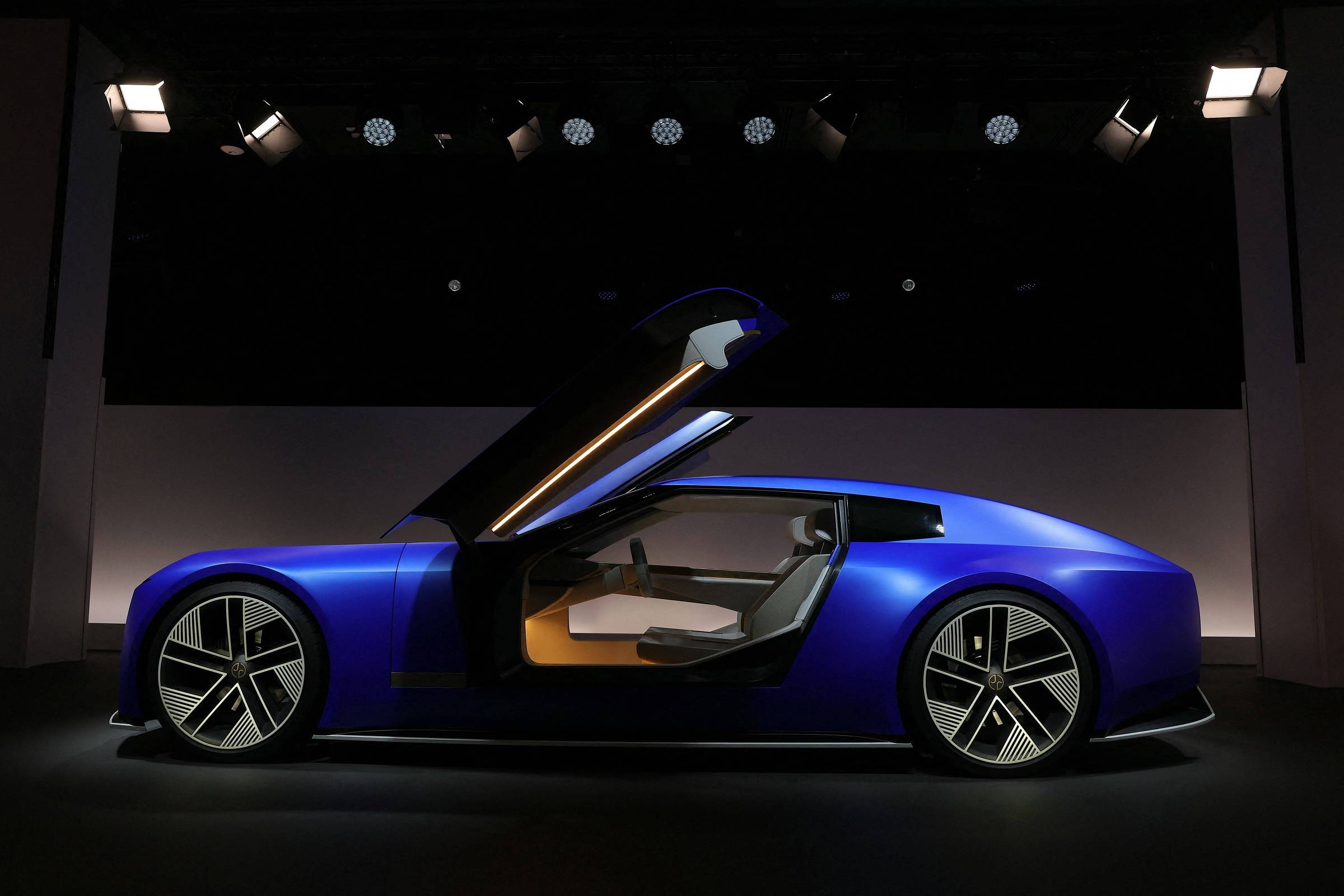 Jaguar Deixa Curvas para Trás e Projeta Futuro Elétrico com Aposta em Design Angular