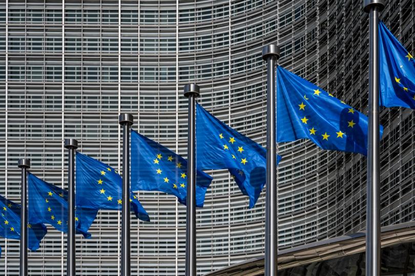 EU Impede Investidores de Varejo de Participar em Mercados de Previsão Multibilionários