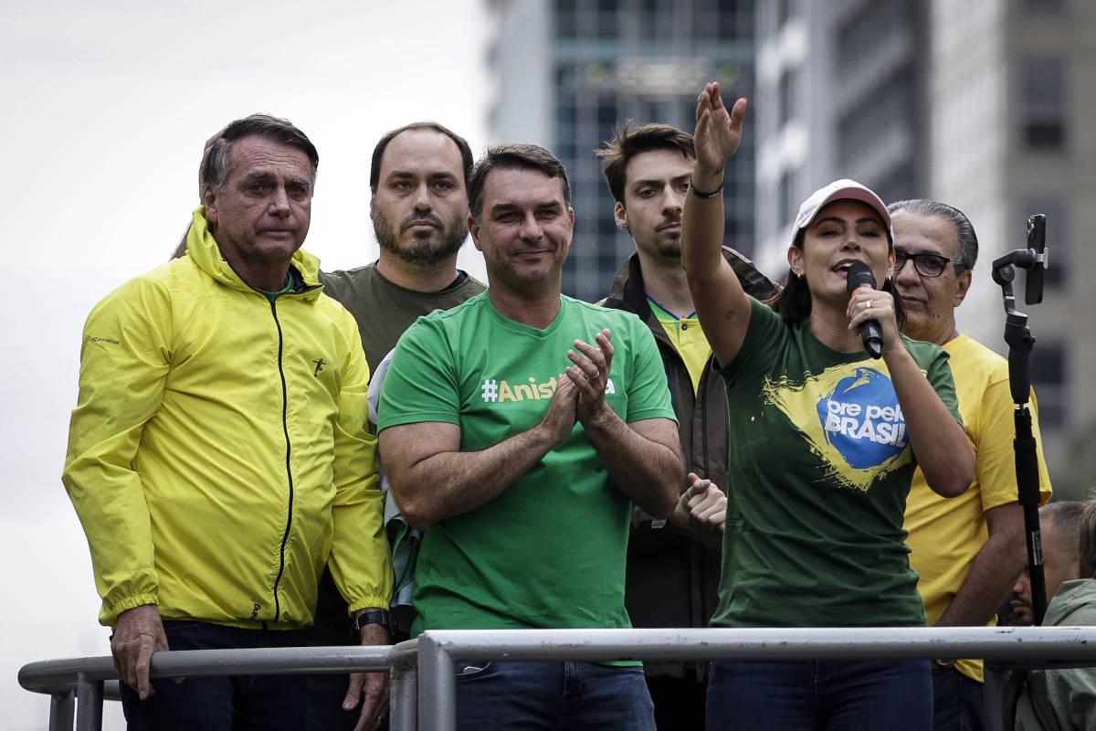 Crise Familiar: A Distância entre Michelle e Flávio Bolsonaro em Meio à Pré-Campanha