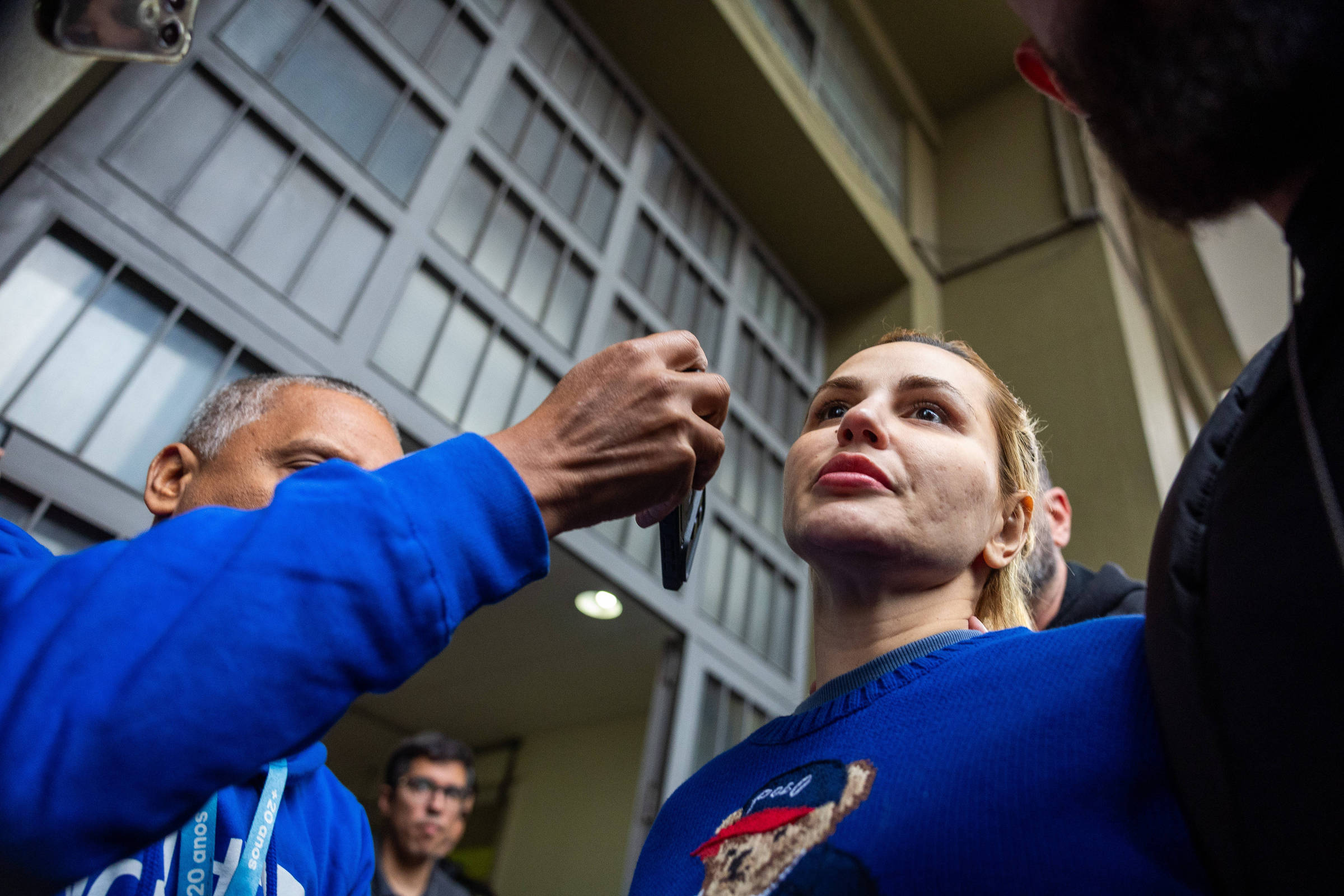 A Intersecção do Colunismo Social e a Corrupção no Brasil do Futuro