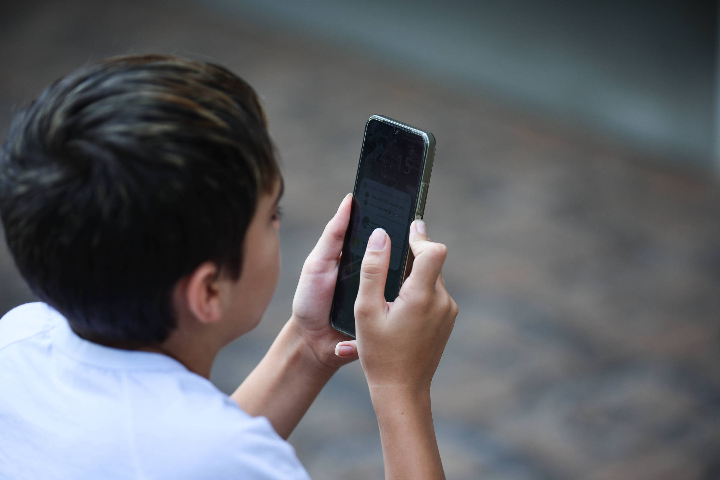 Regulamentação do Uso de Celulares nas Escolas: Uma Necessidade Emergente