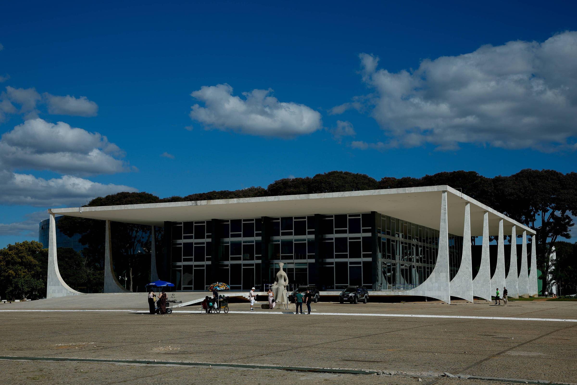 Tribunais Ignoram Limites de Salário Estabelecidos pelo STF e Distribuem Salários Astronômicos a Juízes
