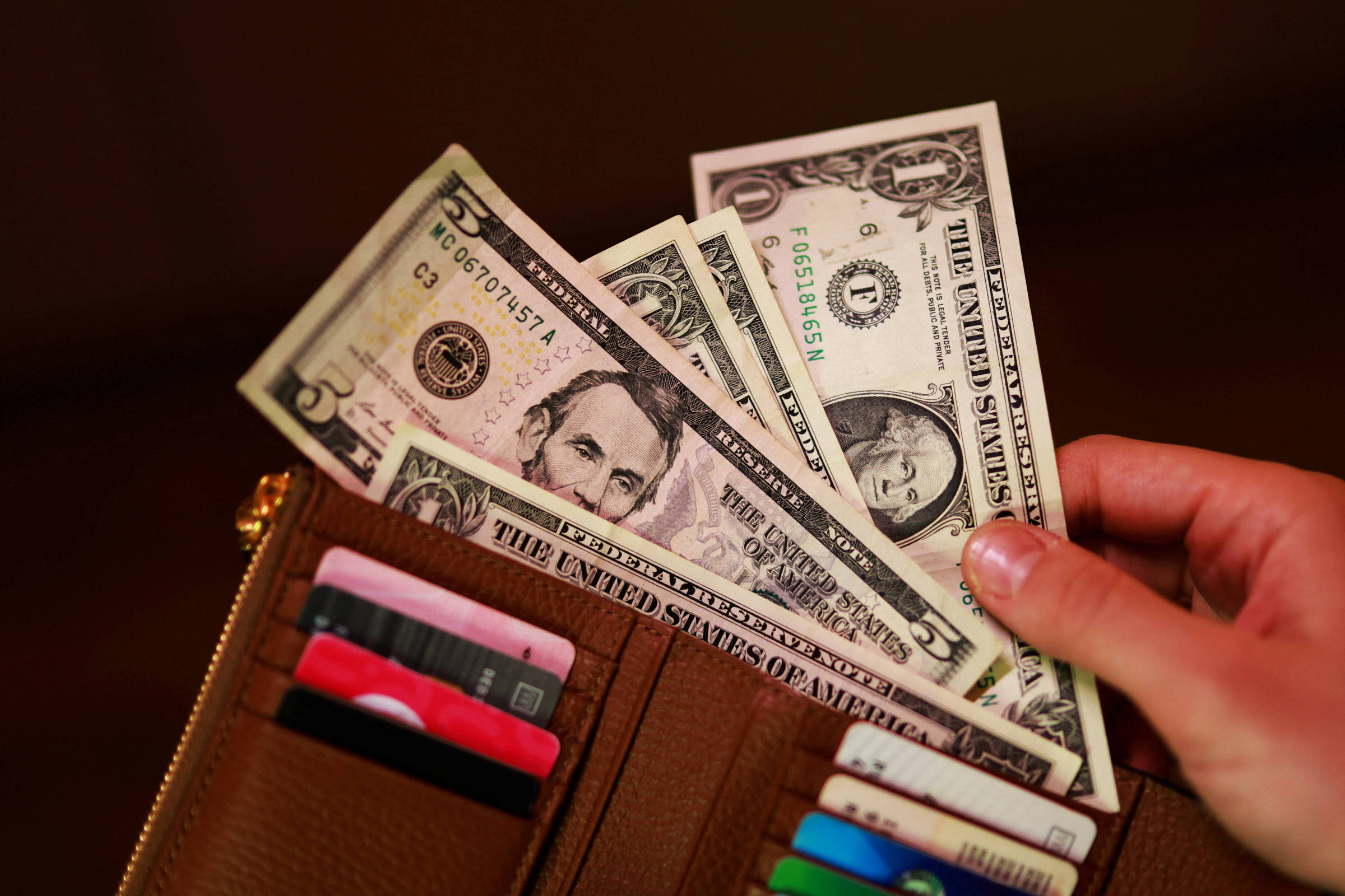Dólar inicia semana com leve alta enquanto investidores aguardam dados econômicos
