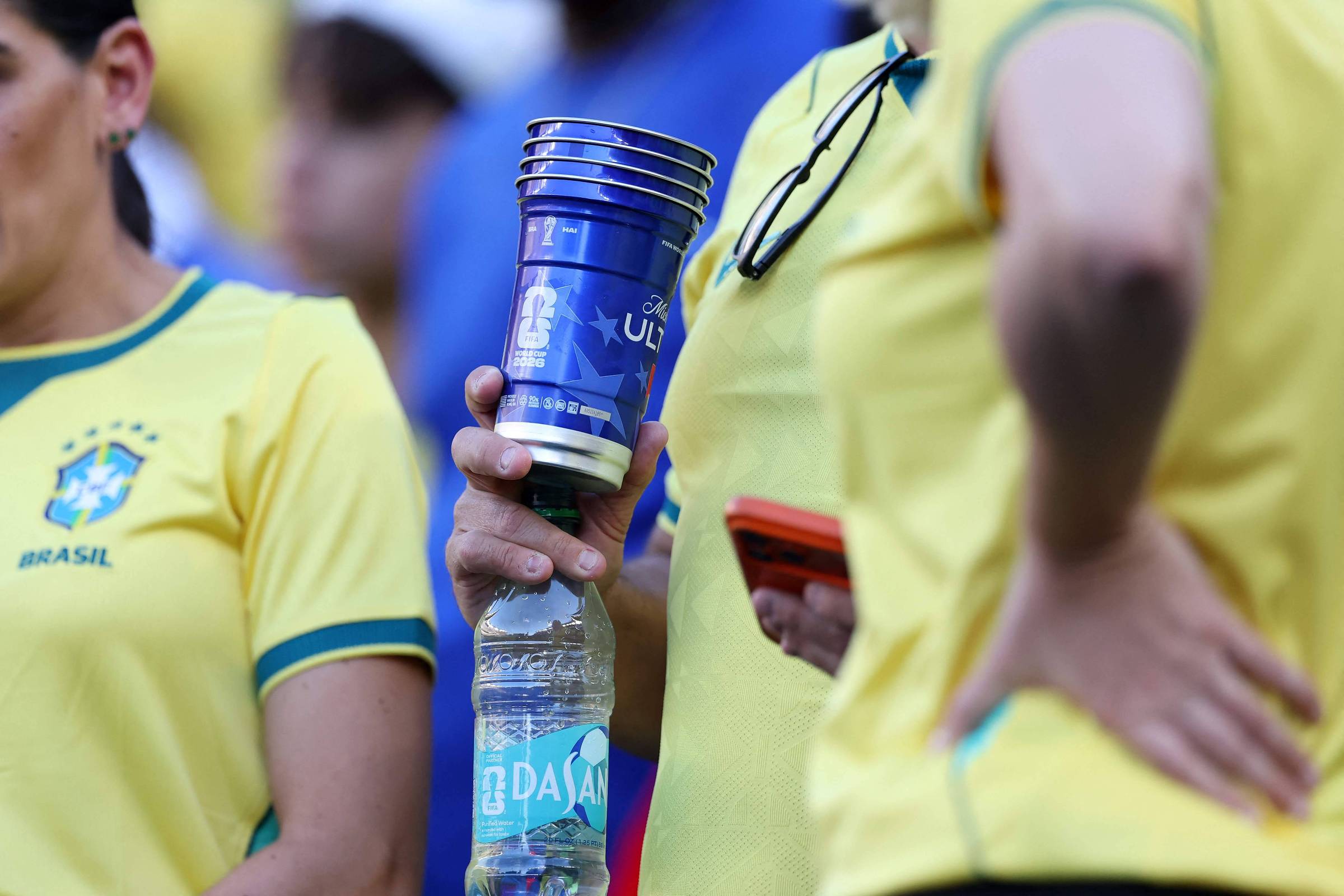 Eliminações Frustram Vendas de Cerveja e Ambev Sofre Perdas na Bolsa