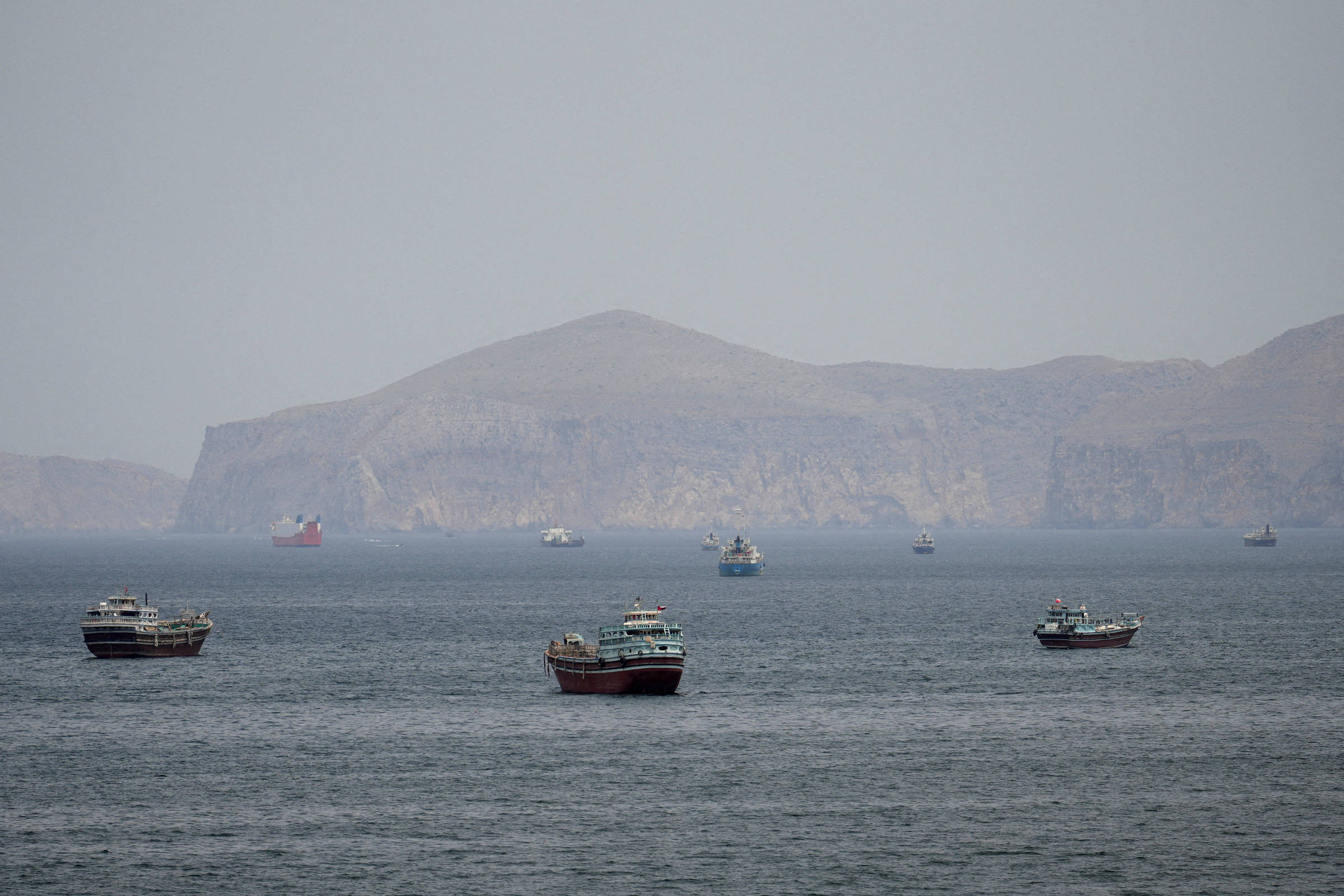 Fluxo de Navios pelo Estreito de Hormuz Aumenta e Impacta Preços do Petróleo