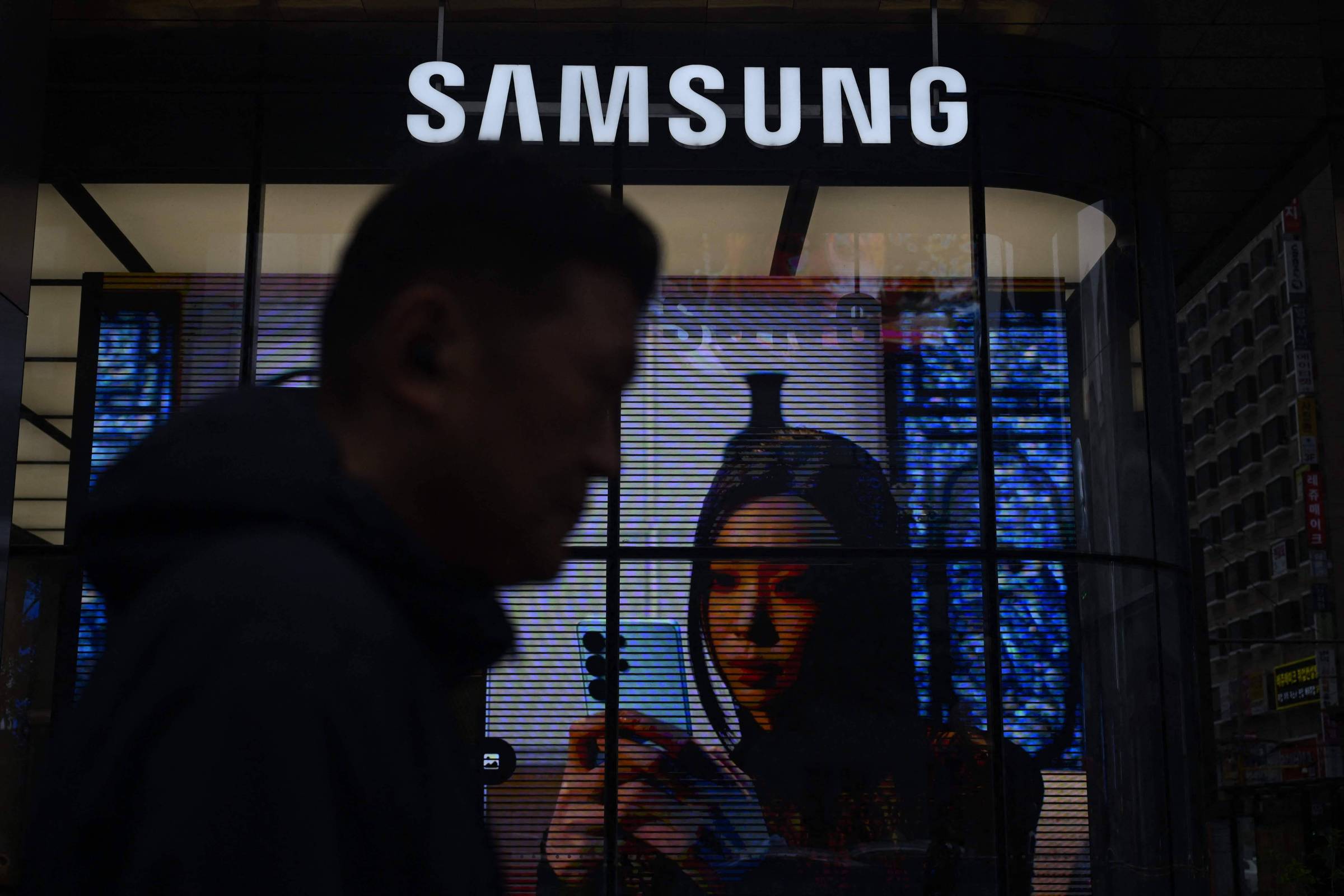 Samsung Registra Lucro Recorde, Mas Ações Enfrentam Queda na Bolsa de Seul