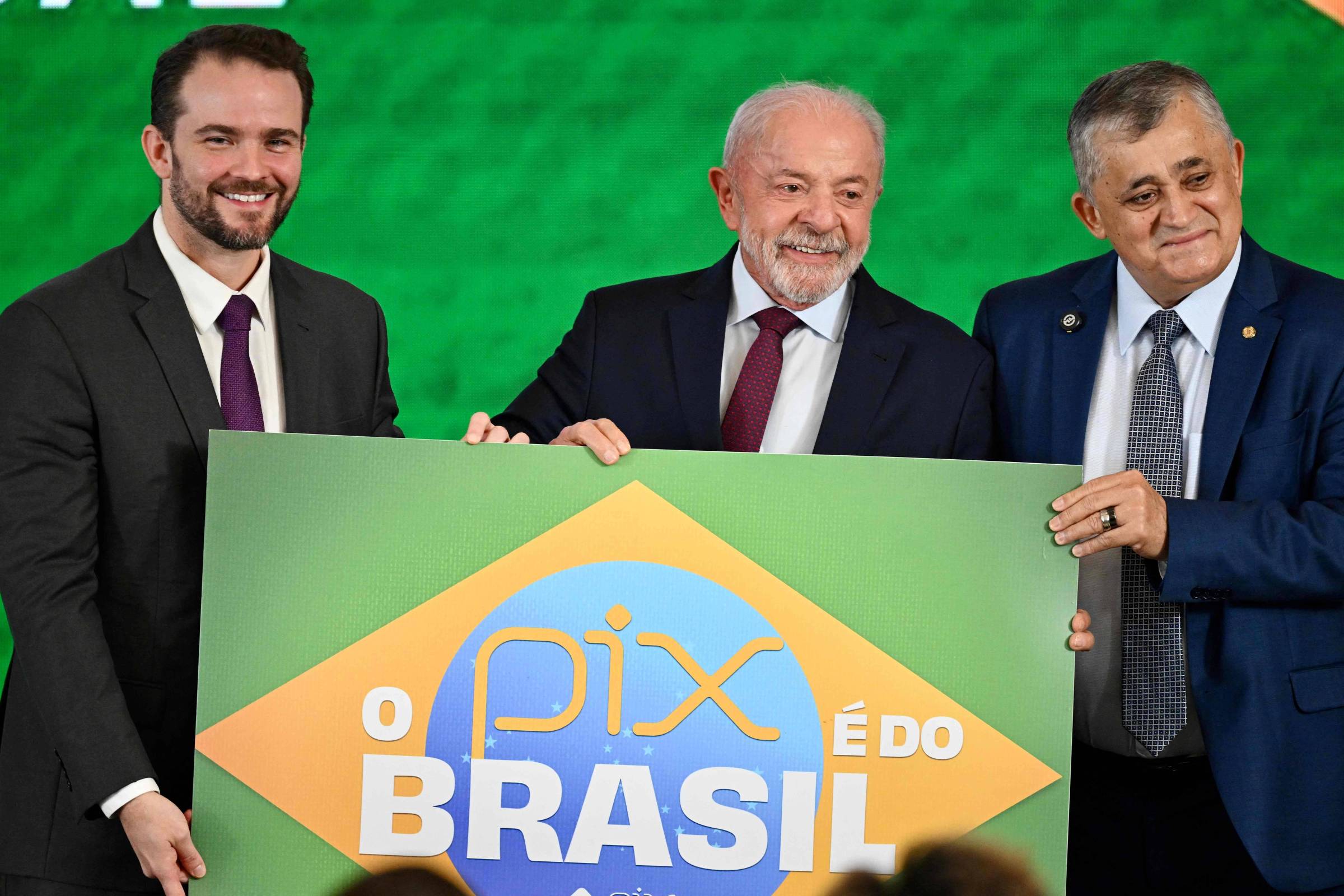 Desespero Político: Flávio Bolsonaro e a Busca por Soberania nas Tarifas dos EUA