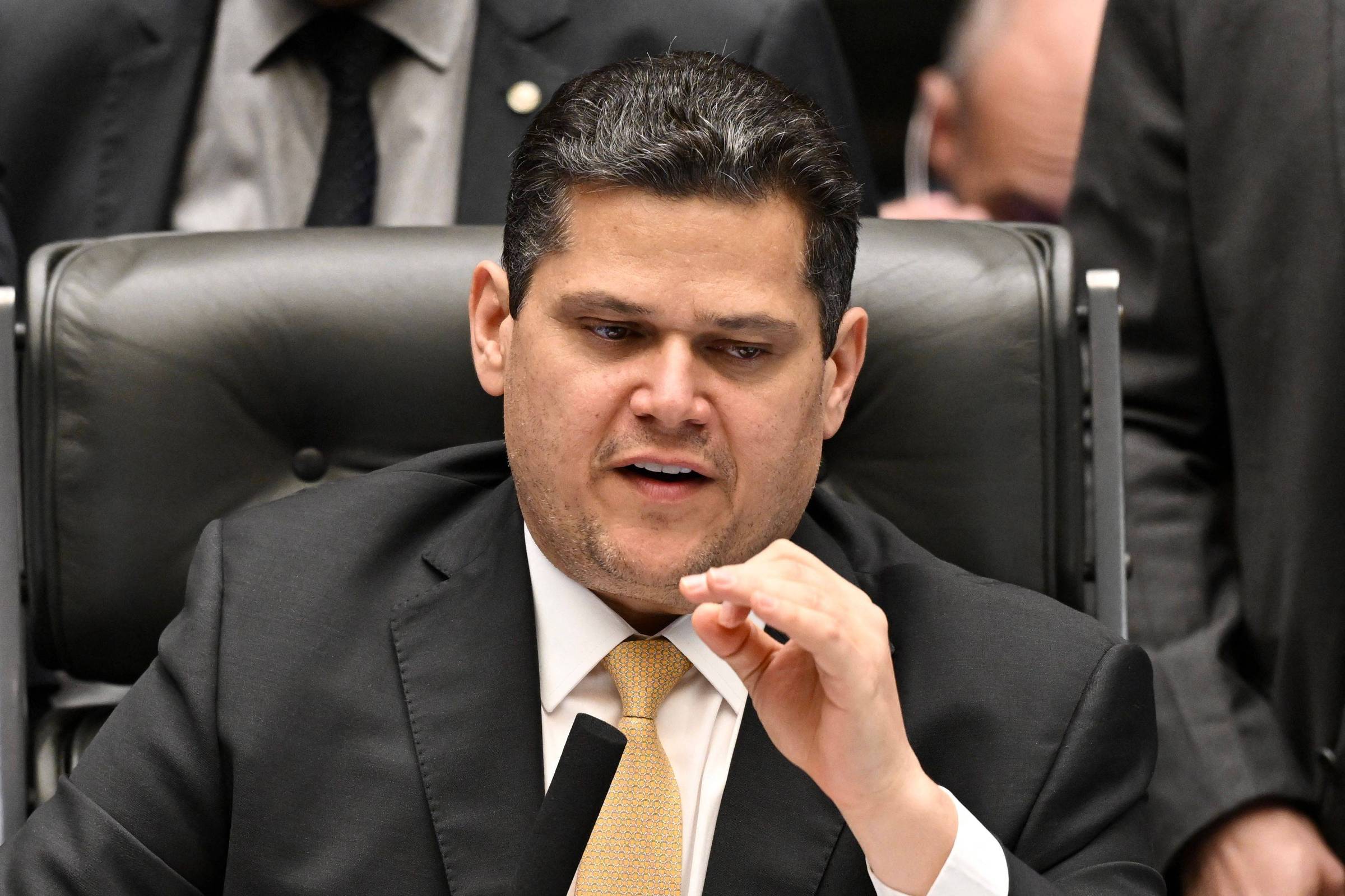 Tensão Política: Alcolumbre em Foco