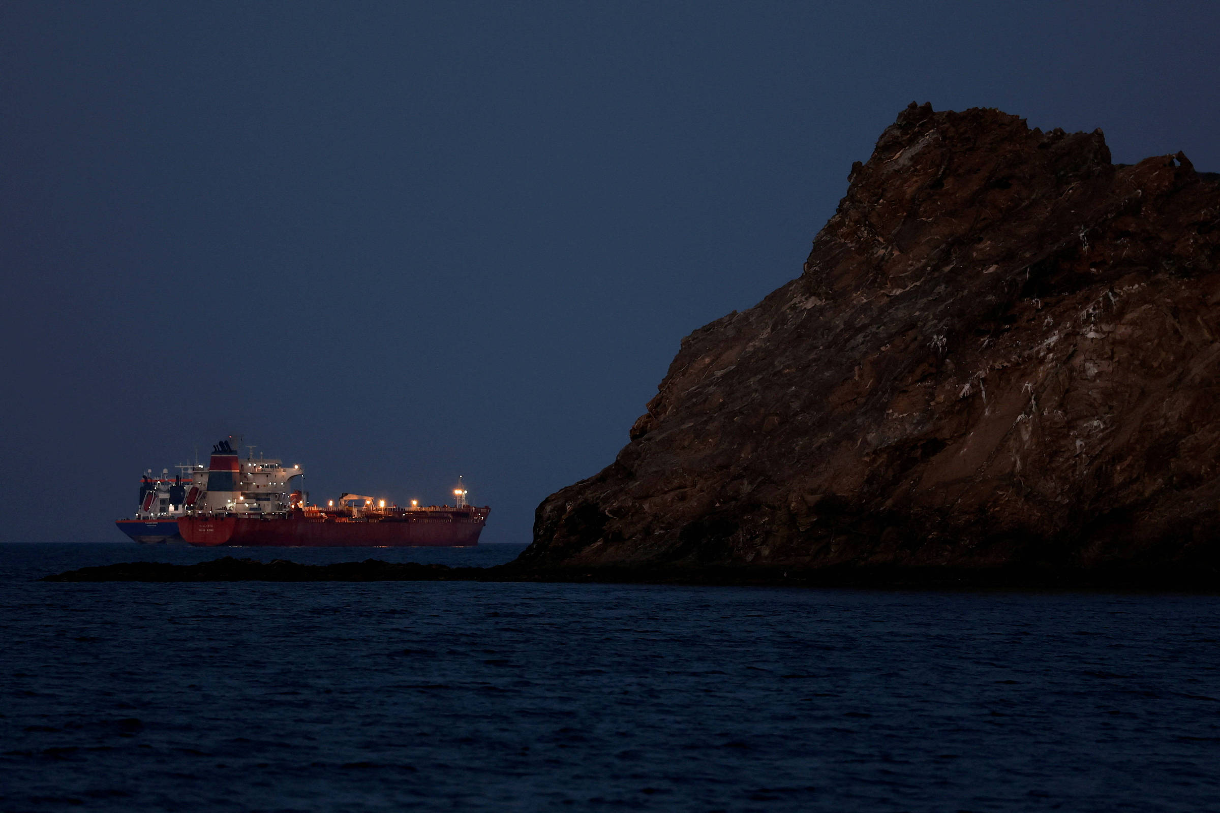 Preço do petróleo dispara e volta a superar patamar pré-guerra com novos ataques em Hormuz