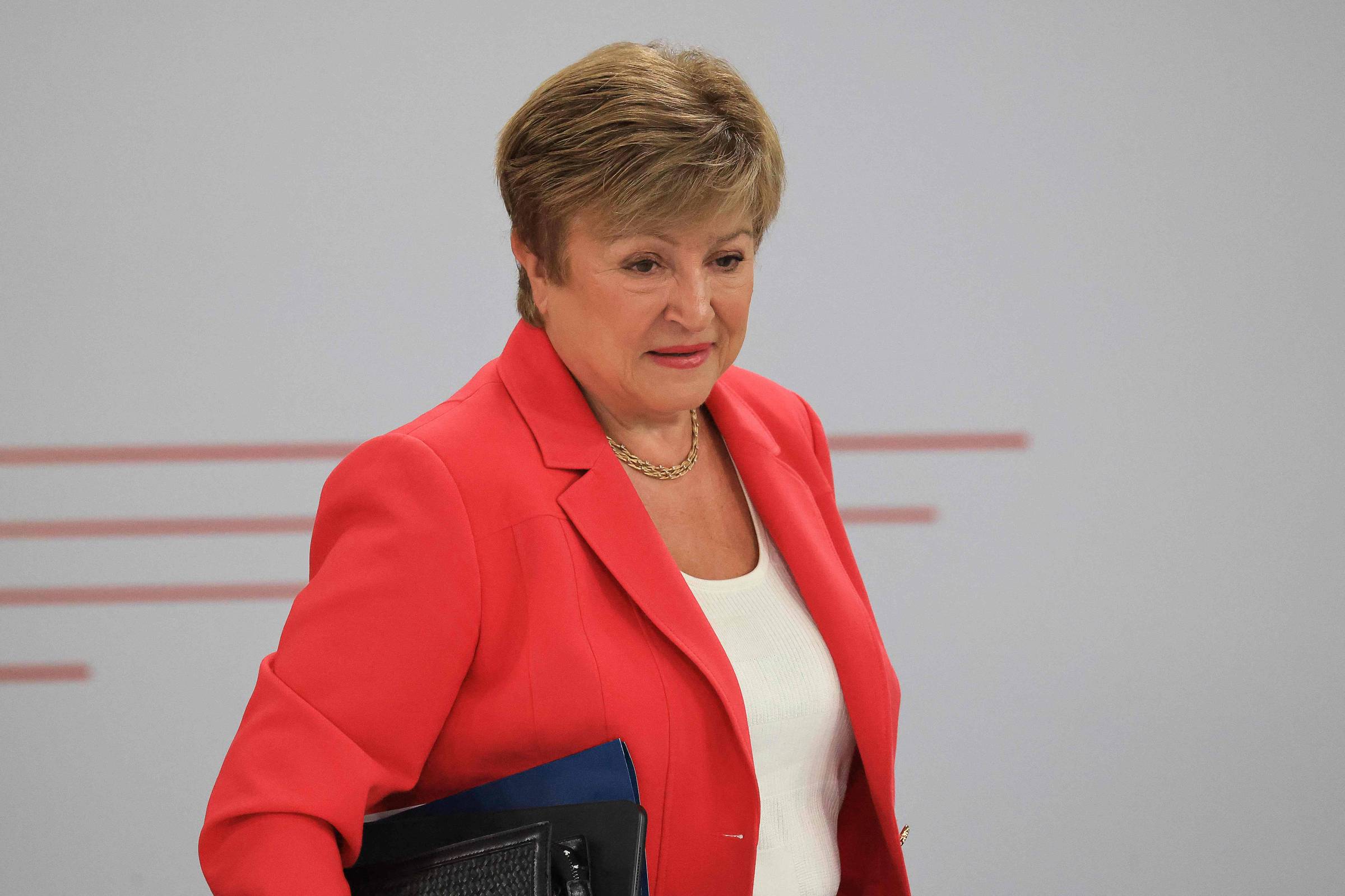 FMI Aumenta Previsão de Crescimento do Brasil e da China, Mas Reduz a do Mundo