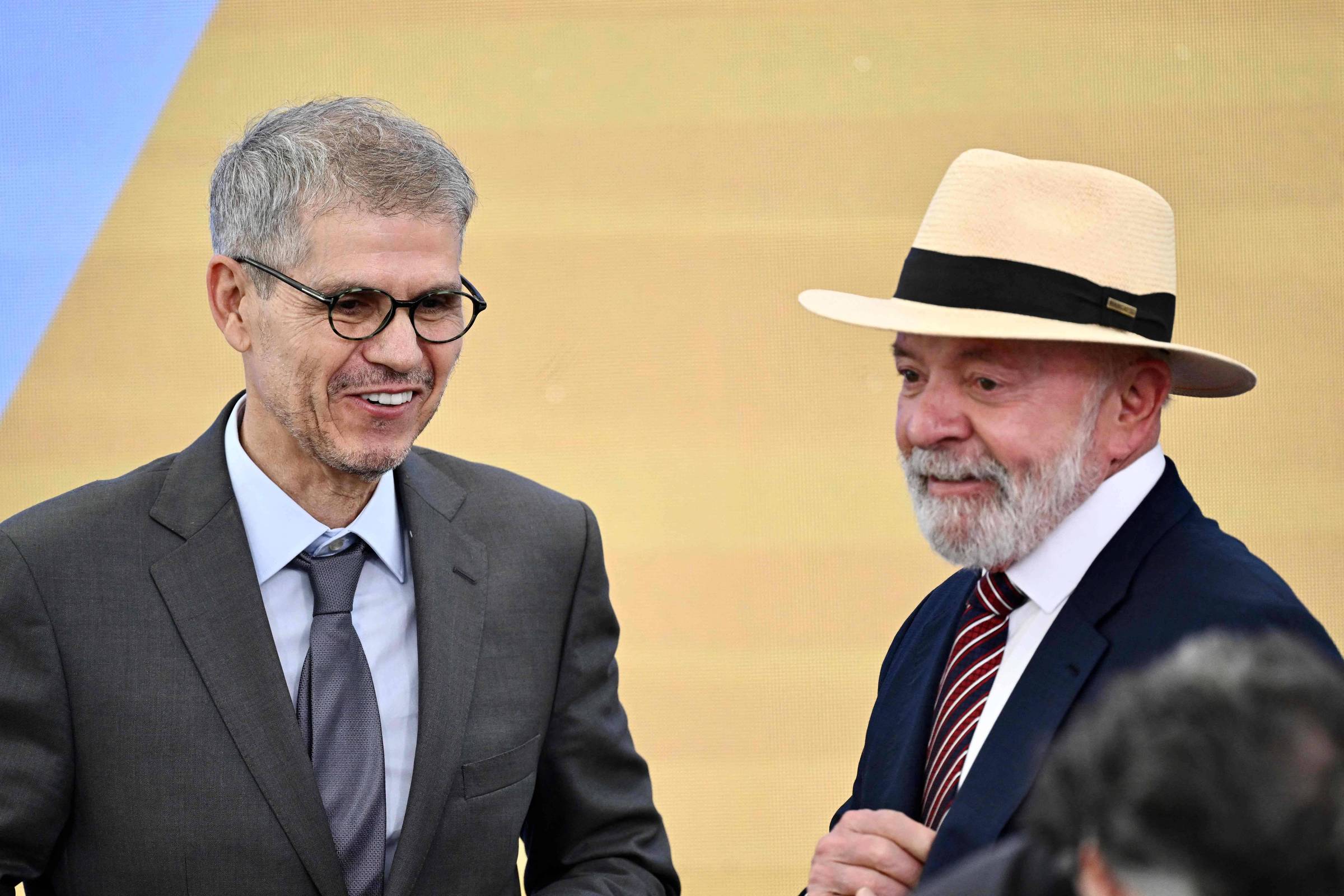 Novo Cobra Suspensão de Pagamentos Após Aumento de Publicidade de Lula