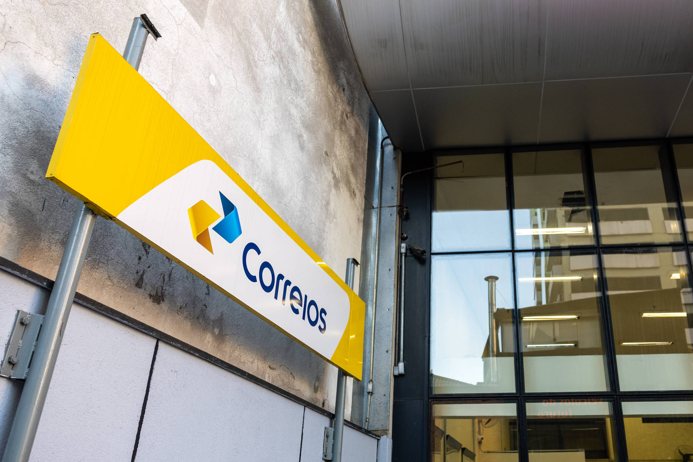 Correios Suspendem Medidas do Plano de Reestruturação Enquanto Ameaçam Greve