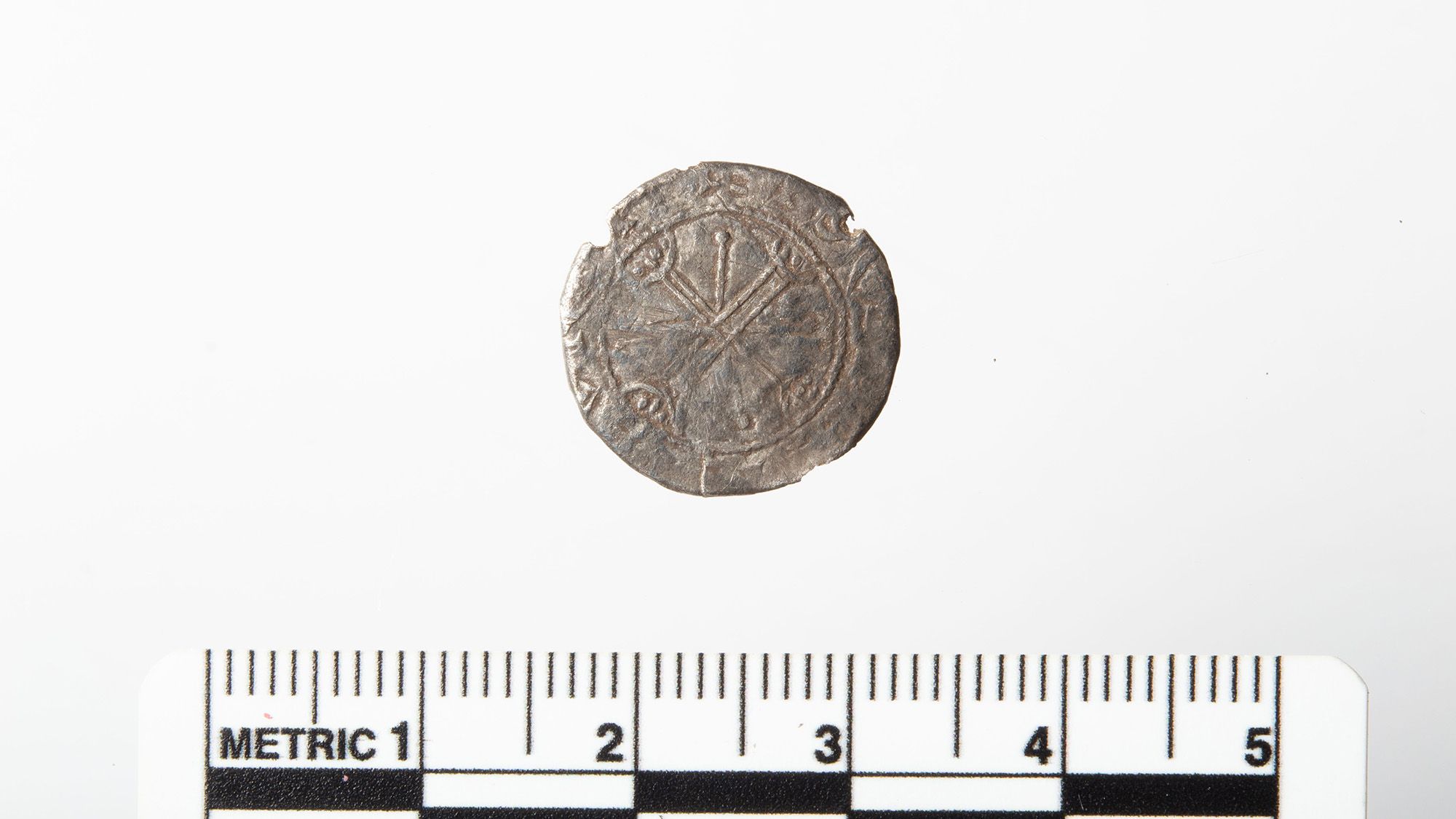 Antigo 'botão' descoberto por metal detectorista revela moeda rara de 900 anos do último rei Viking da Noruega, Magnus Barefoot