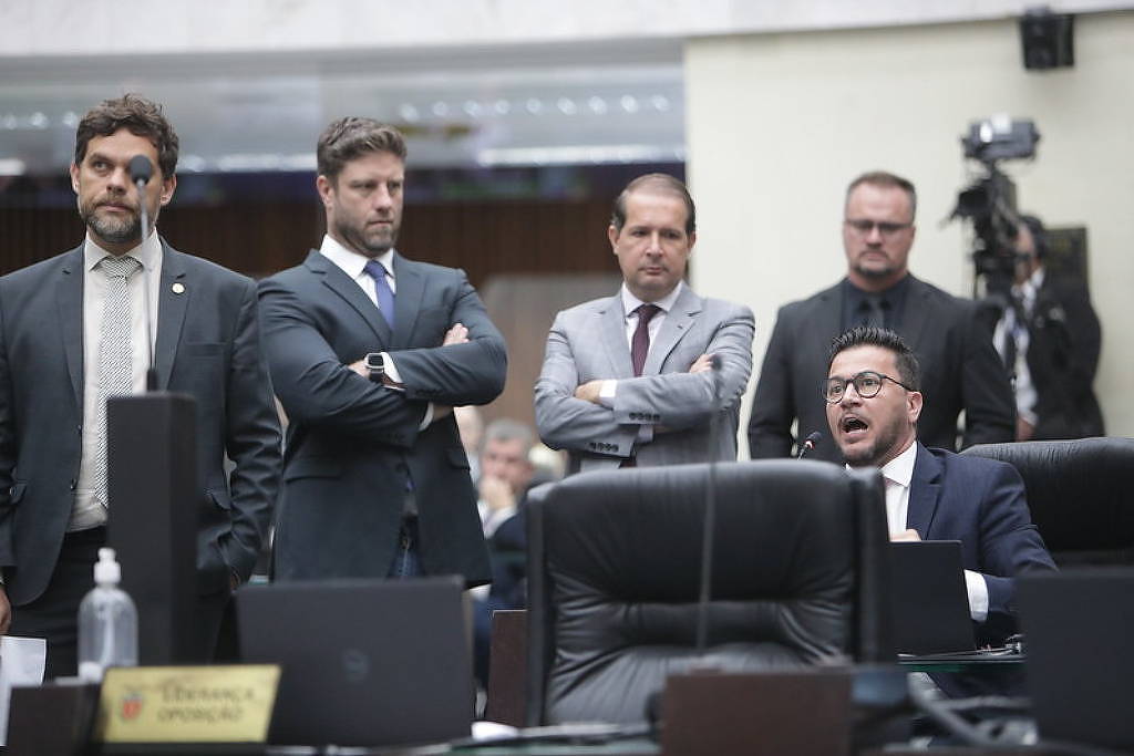Deputado Paranaense Envolvido em Controvérsia de Manipulação de Documentos