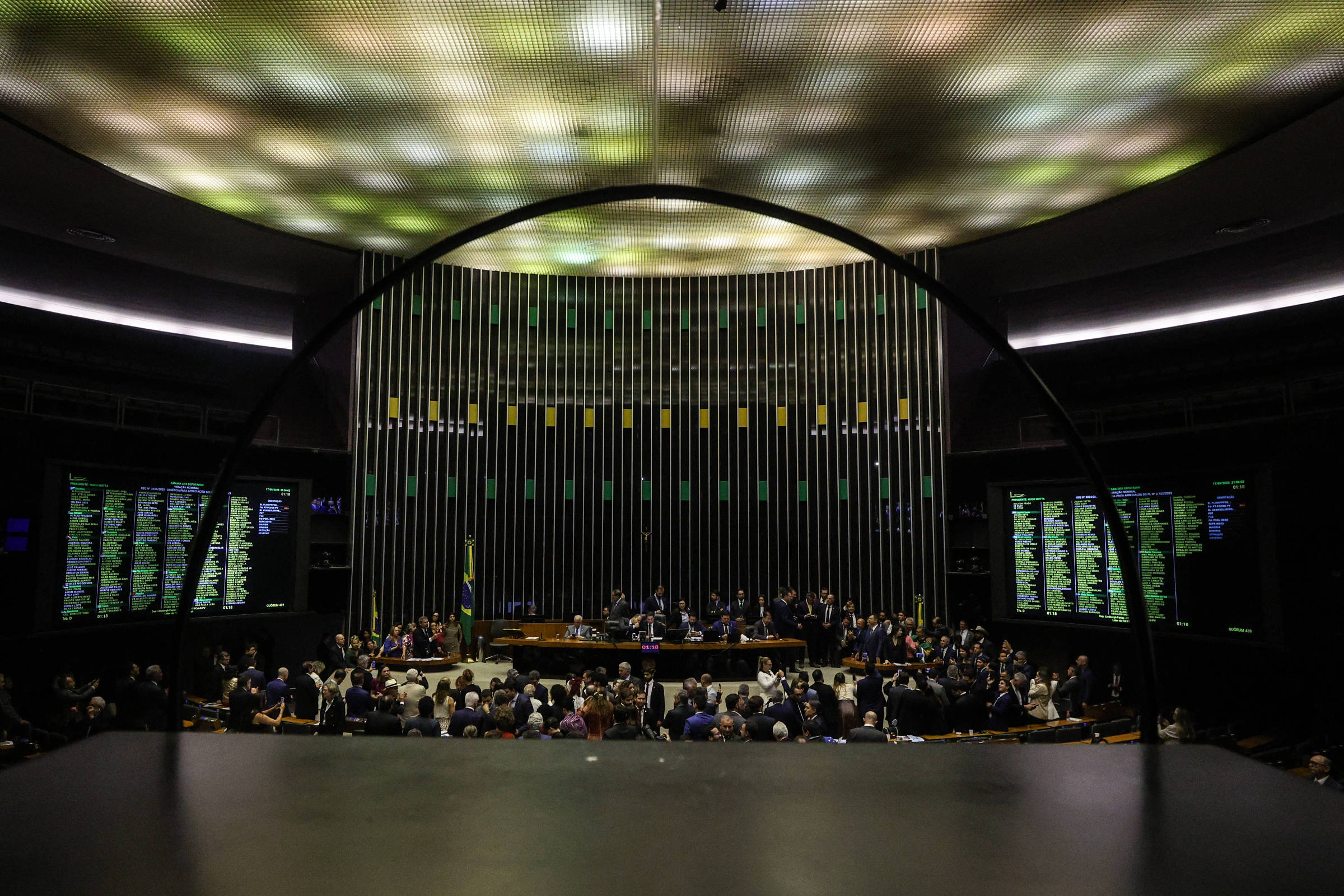 Câmara dos Deputados: Consequências da Perda de Mandato de Paulão e Dayany Bittencourt