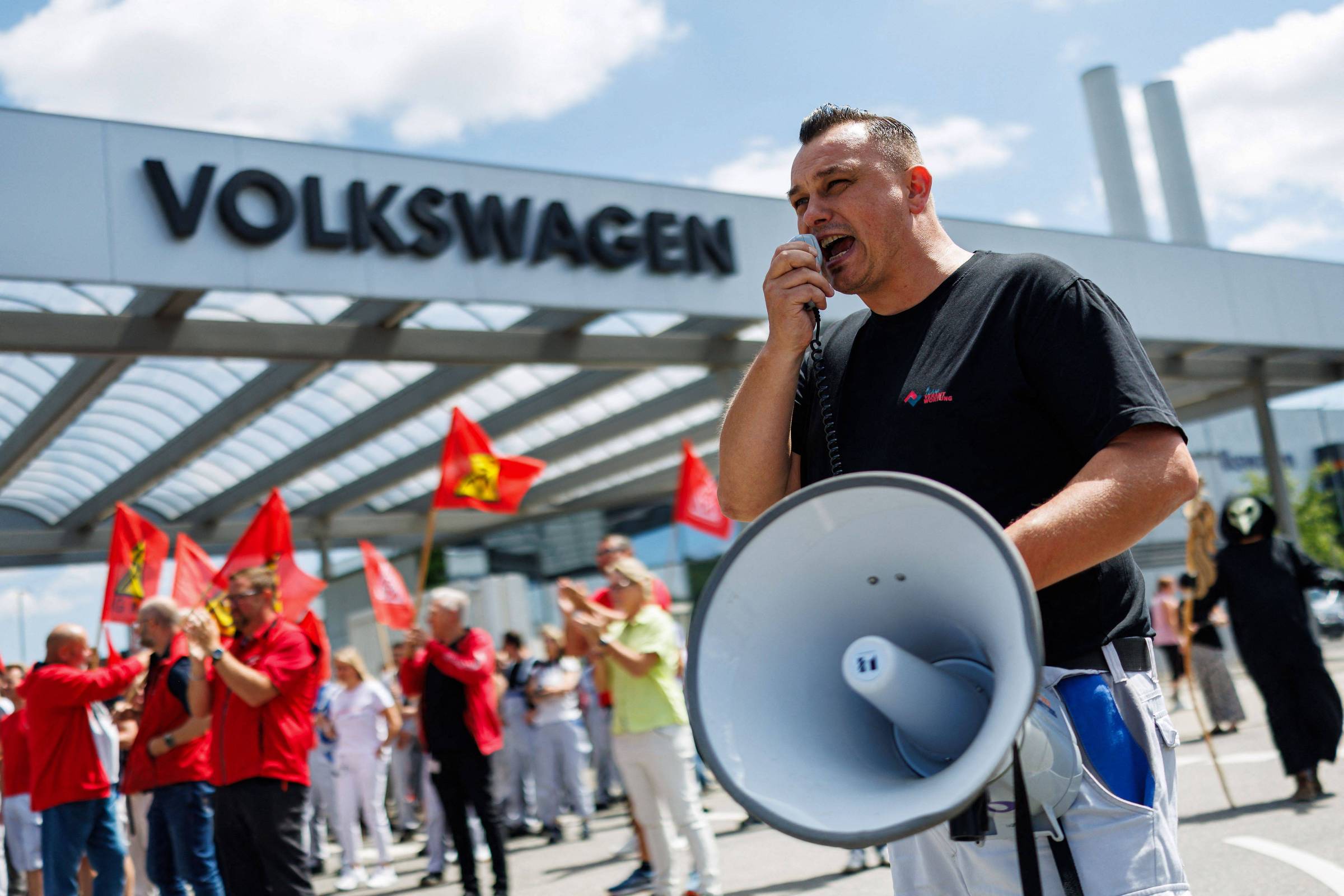 Desafios da Volkswagen: Funcionários Rejeitam Plano de Reestruturação e Demissões em Massa