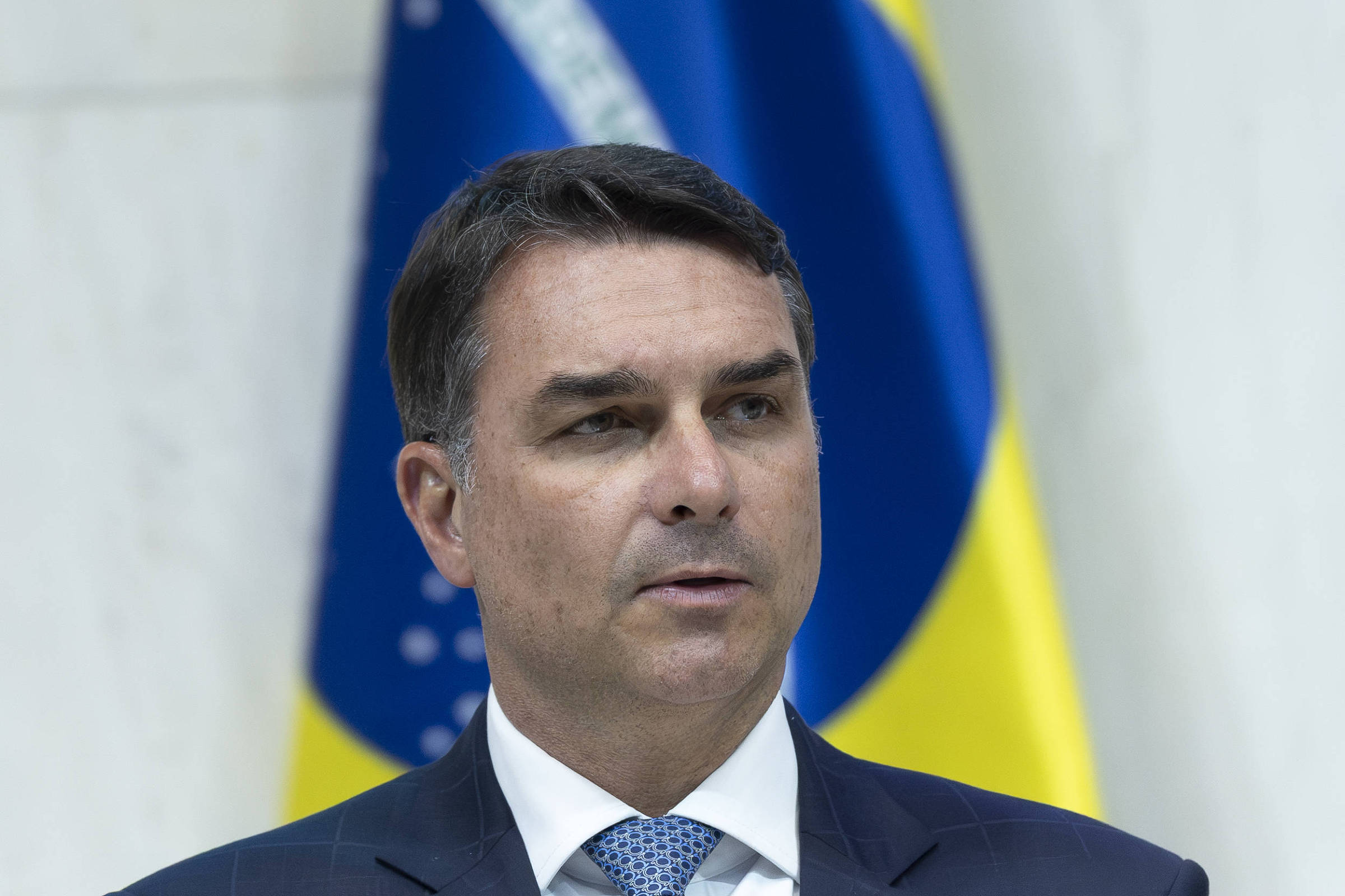Flávio Bolsonaro Denuncia Ações Seletivas da PF Contra Valdemar Costa Neto