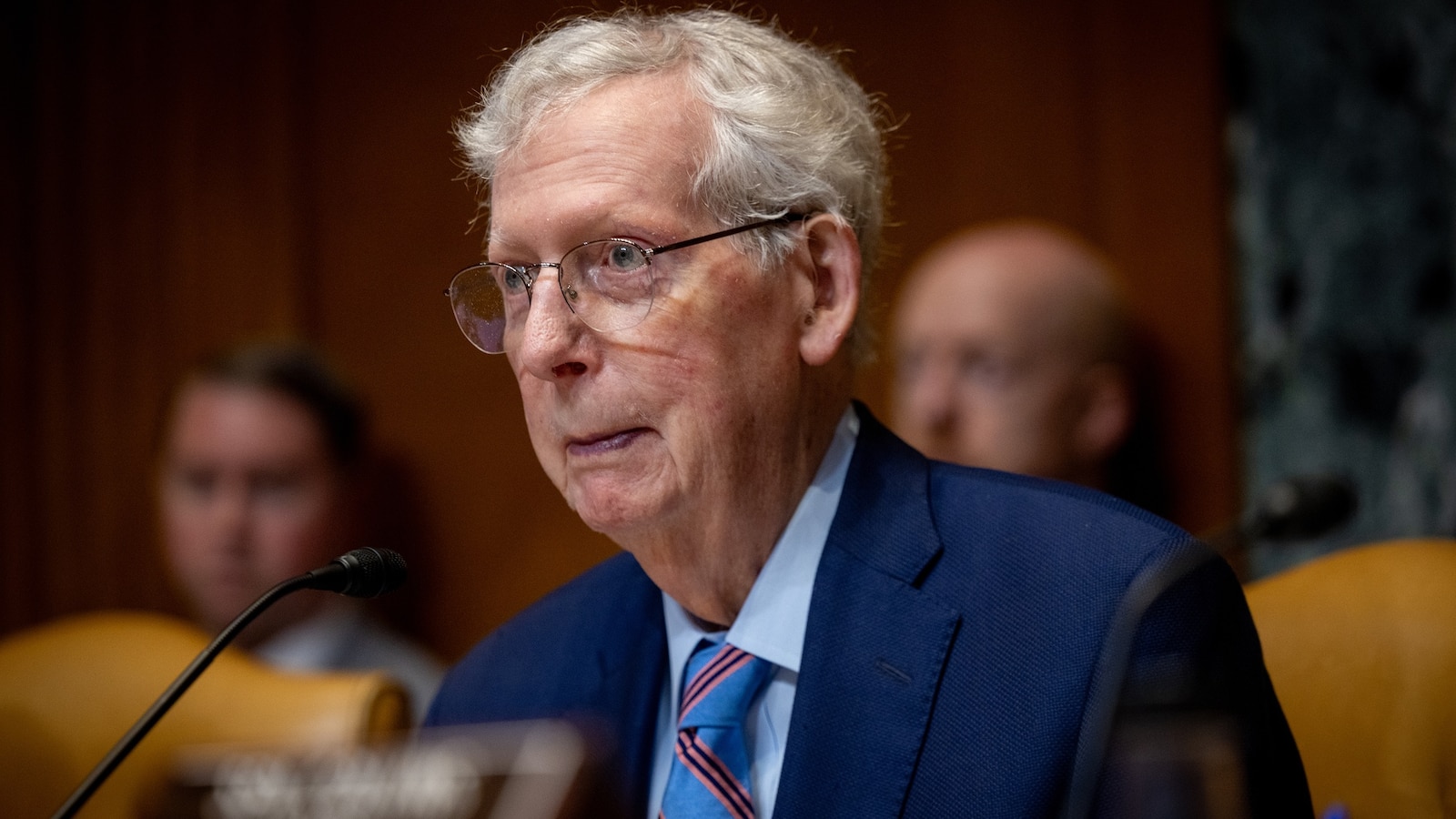 Senador Mitch McConnell Hospitalizado Após Queda e Pneumonia