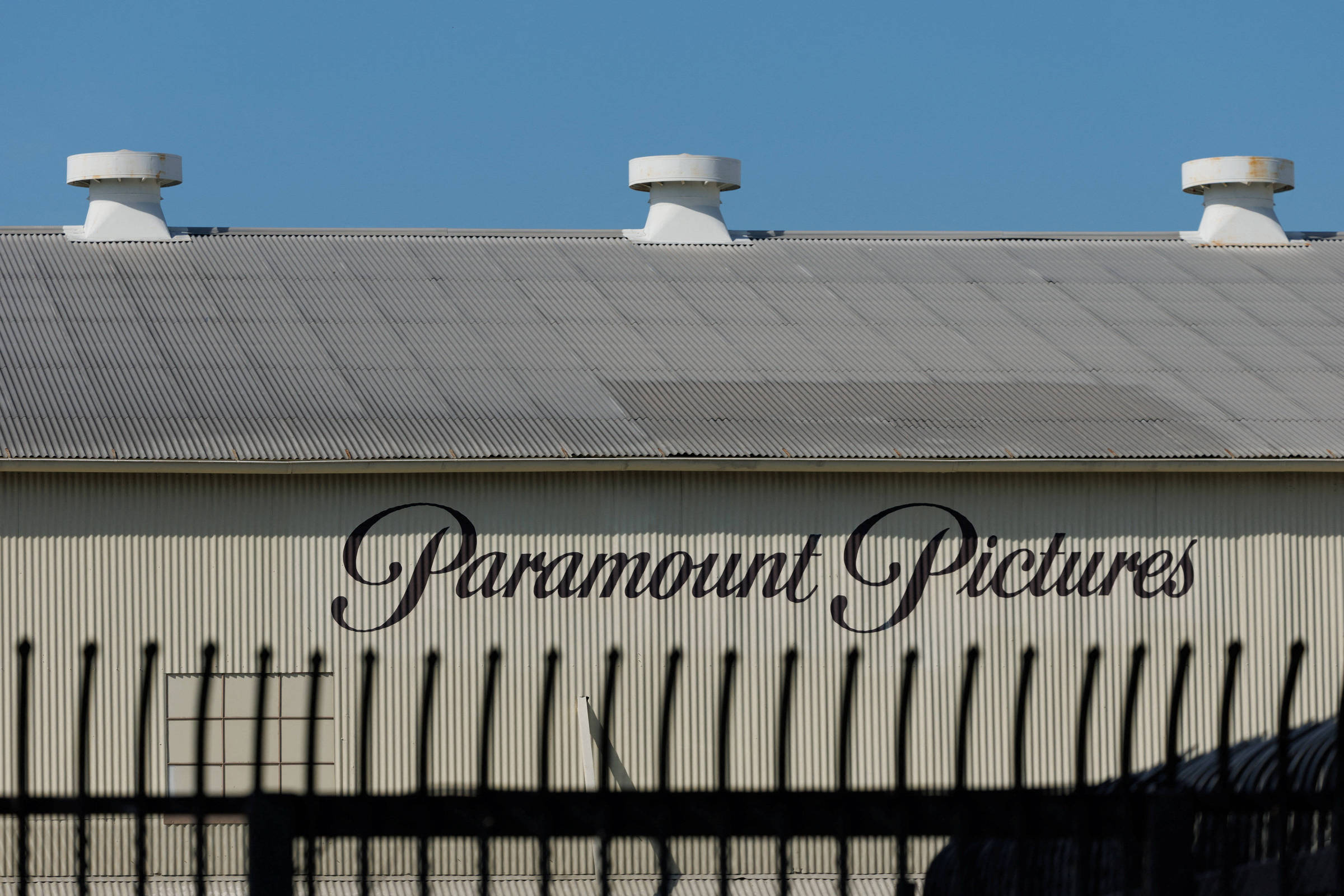 Grupo de Estados dos EUA Se Prepara para Bloquear Venda da Warner para Paramount