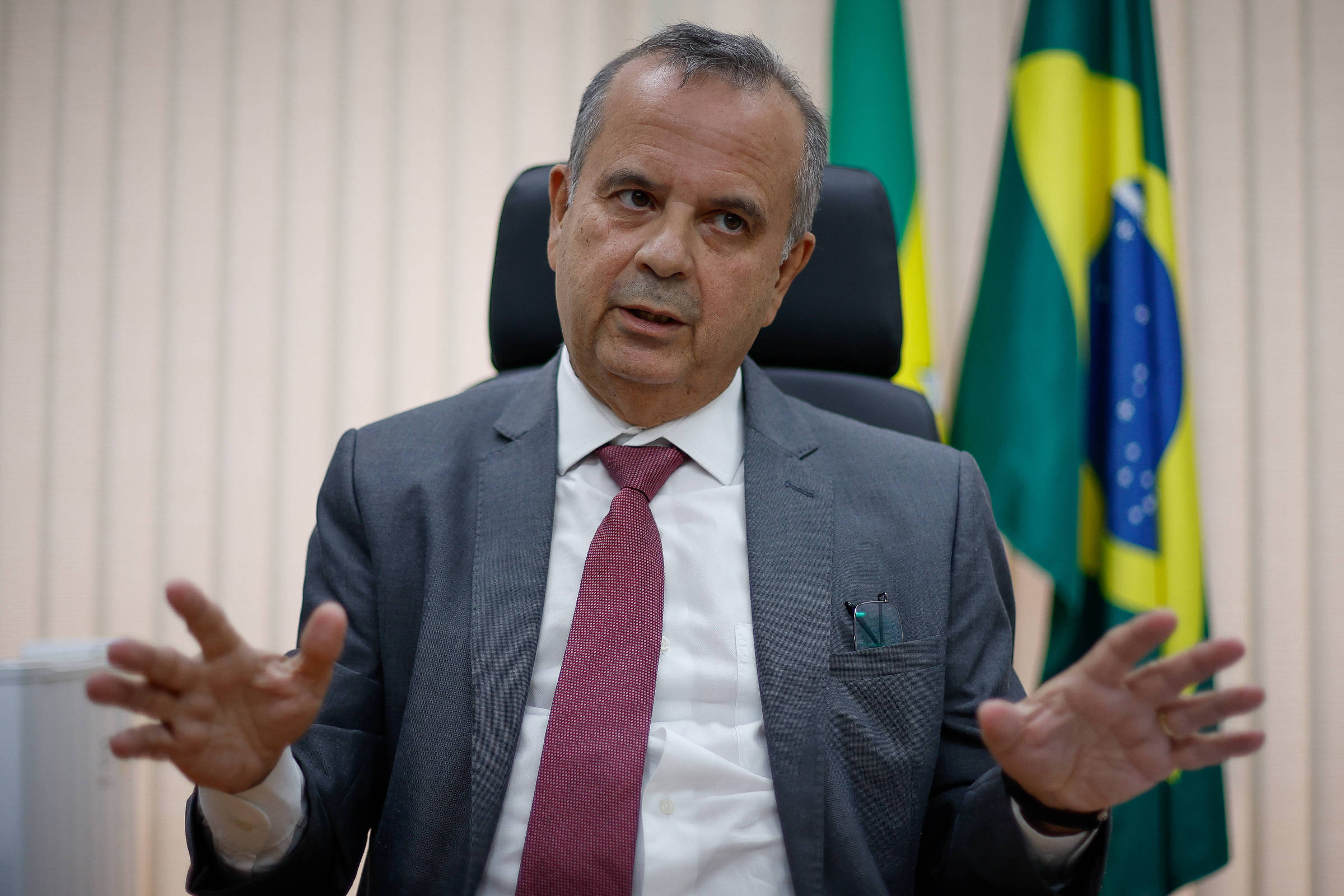 Interferência Política nas Relações Familiares de Flávio Bolsonaro