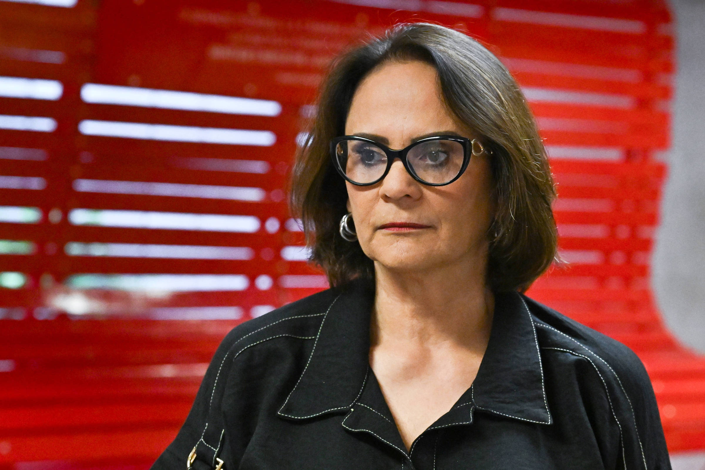 Damares Alves Defende Michelle Bolsonaro e Reafirma Apoio a Flávio Bolsonaro em Meio a Controvérsias