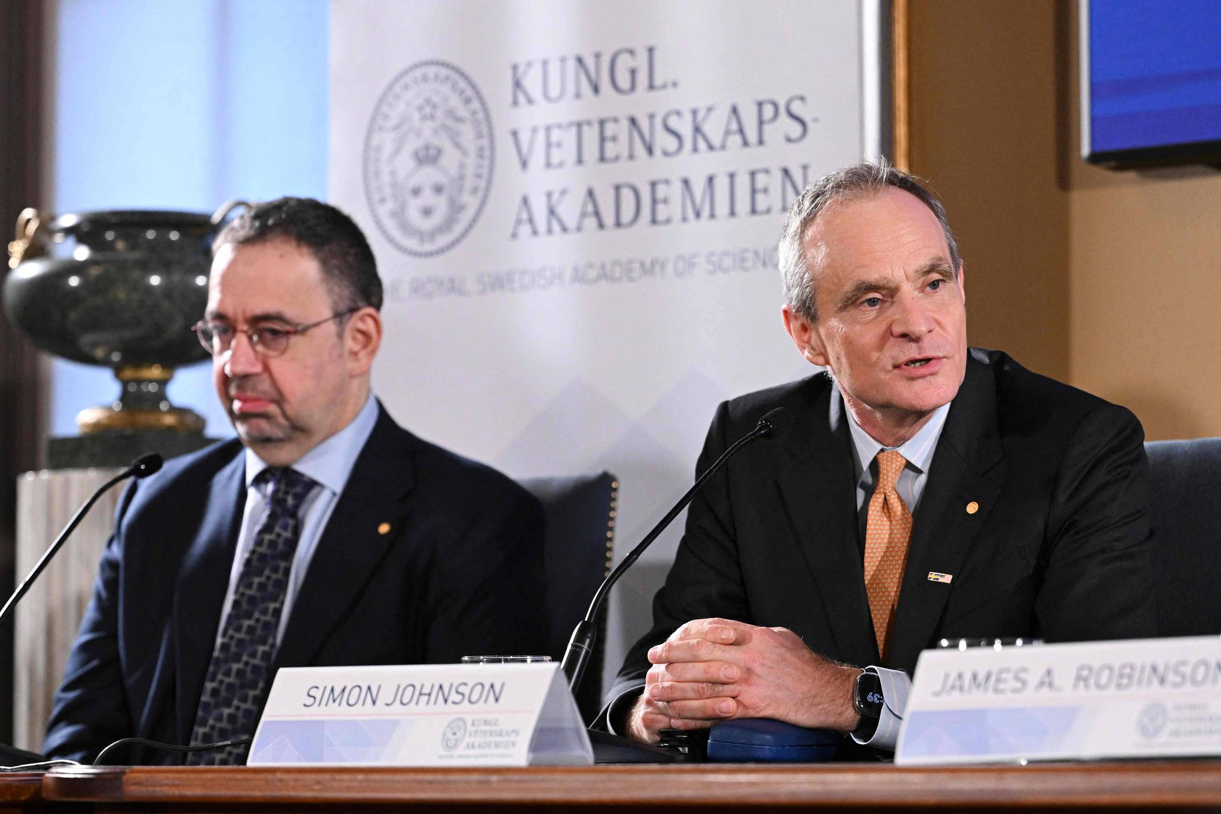 Economistas e 15 Vencedores do Nobel Alertam sobre os Riscos da IA em Massa