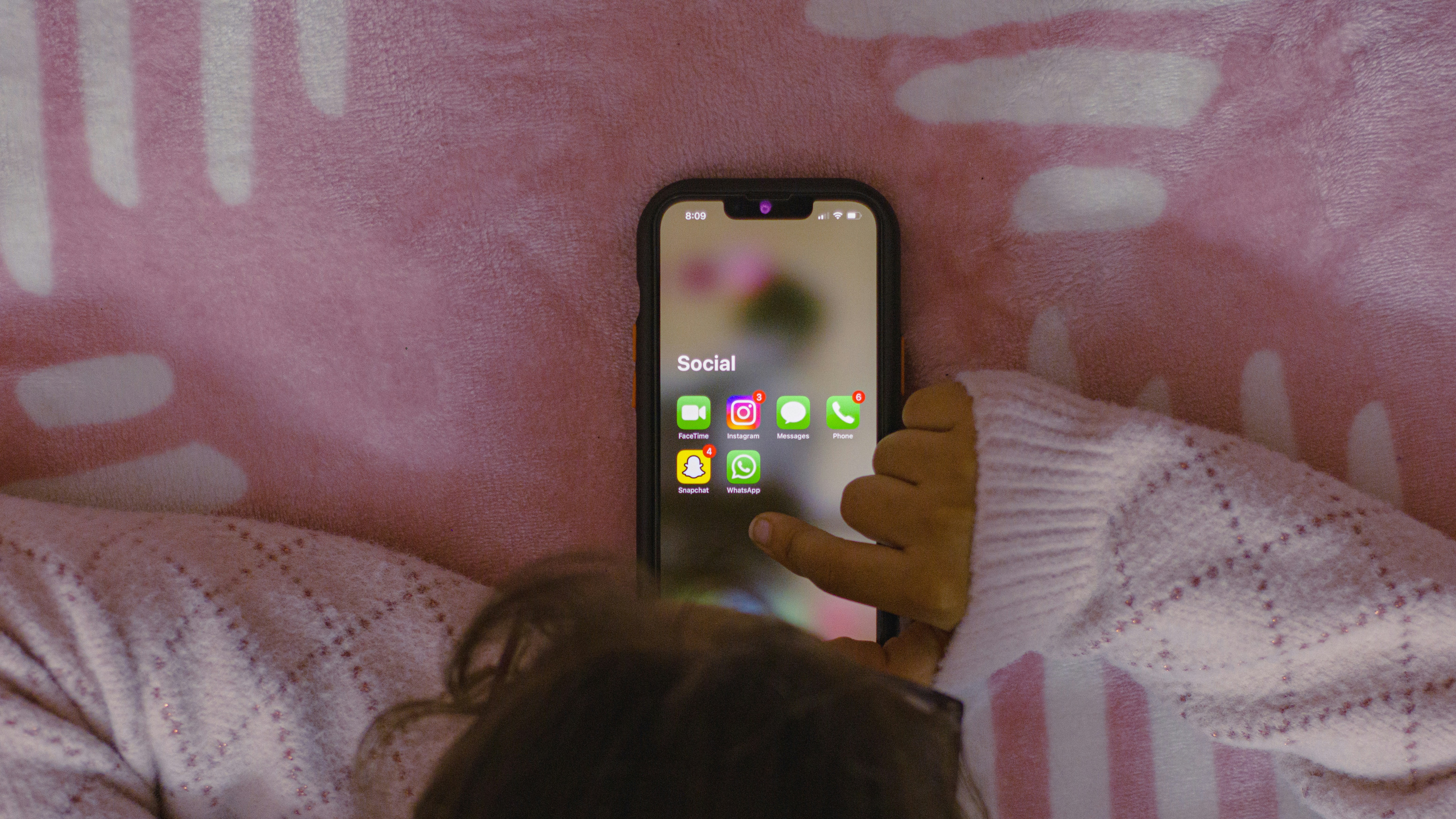 Reino Unido Introduz 'Toque de Recolher Digital' para Jovens nas Redes Sociais