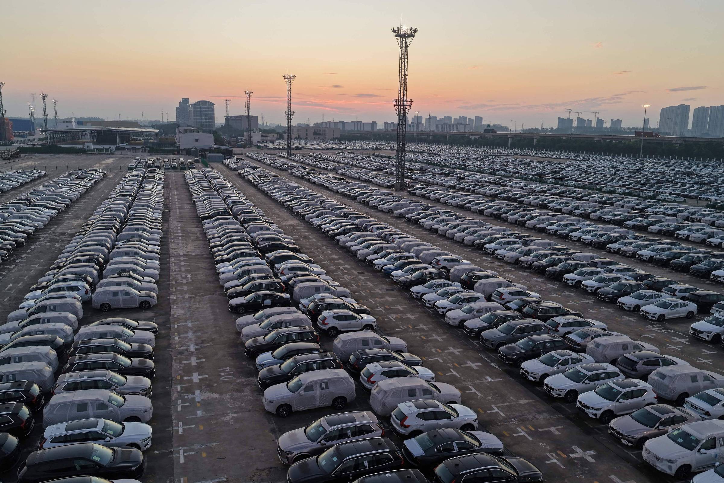 PIB da China desacelera a 4,3% no 2º tri, menor crescimento em mais de três anos