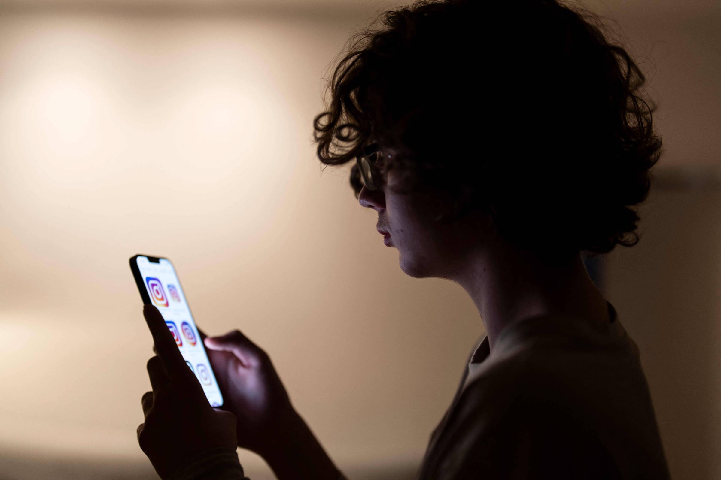 Reino Unido Introduz Toque de Recolher Noturno nas Redes Sociais para Adolescentes
