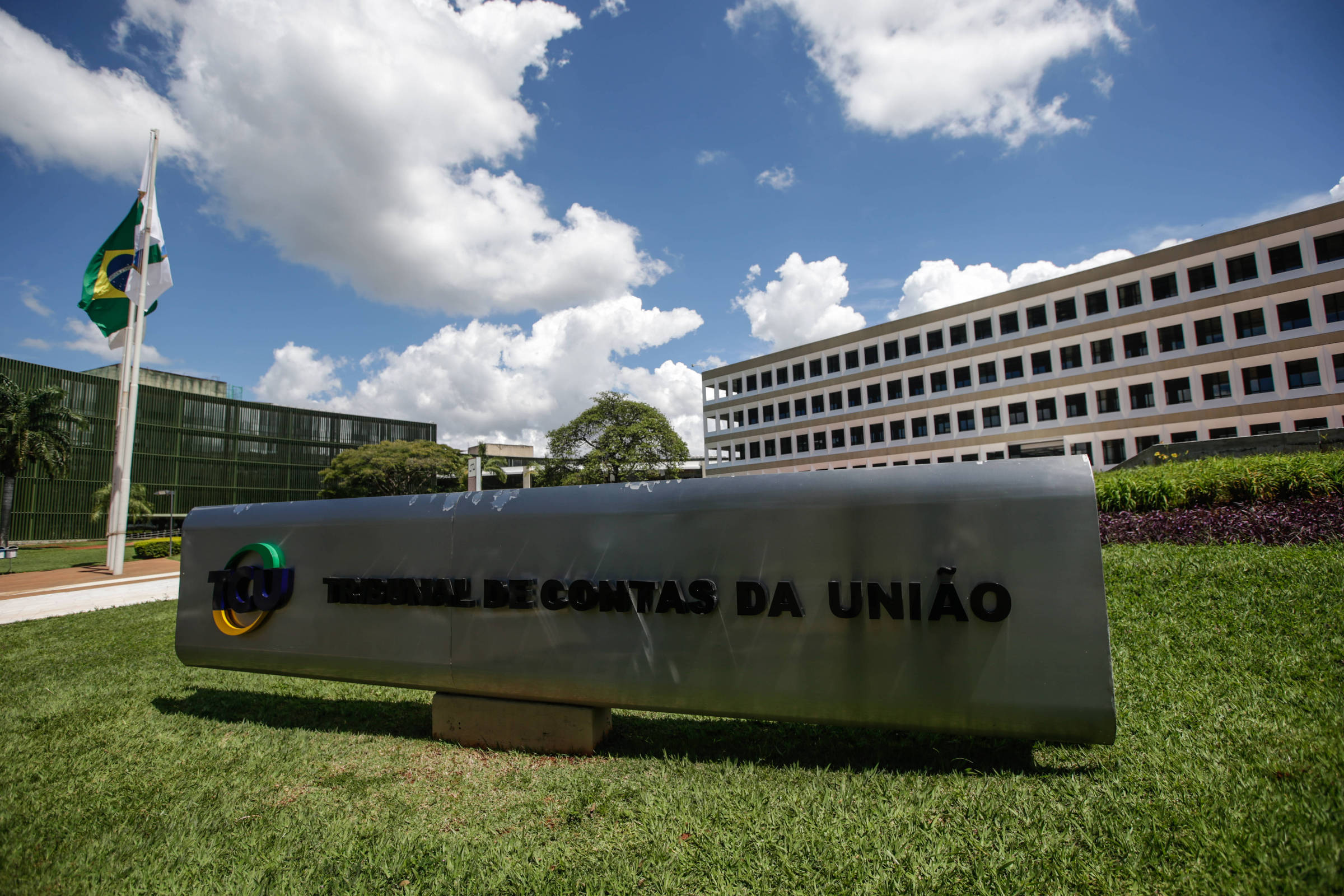 Penduricalhos Fora do Teto: Decisão do TCU e Seus Impactos Futuristas