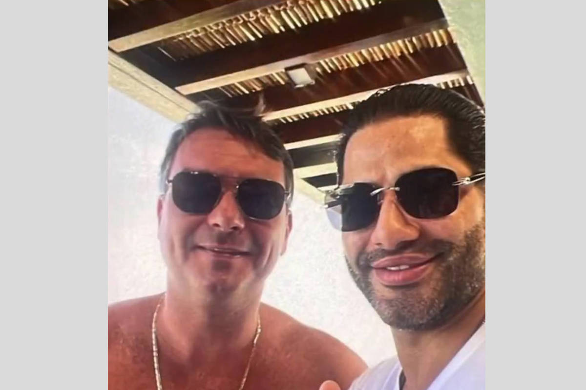 Fotografia Polêmica: Flávio Bolsonaro e o Chefe de Milícia Sicário