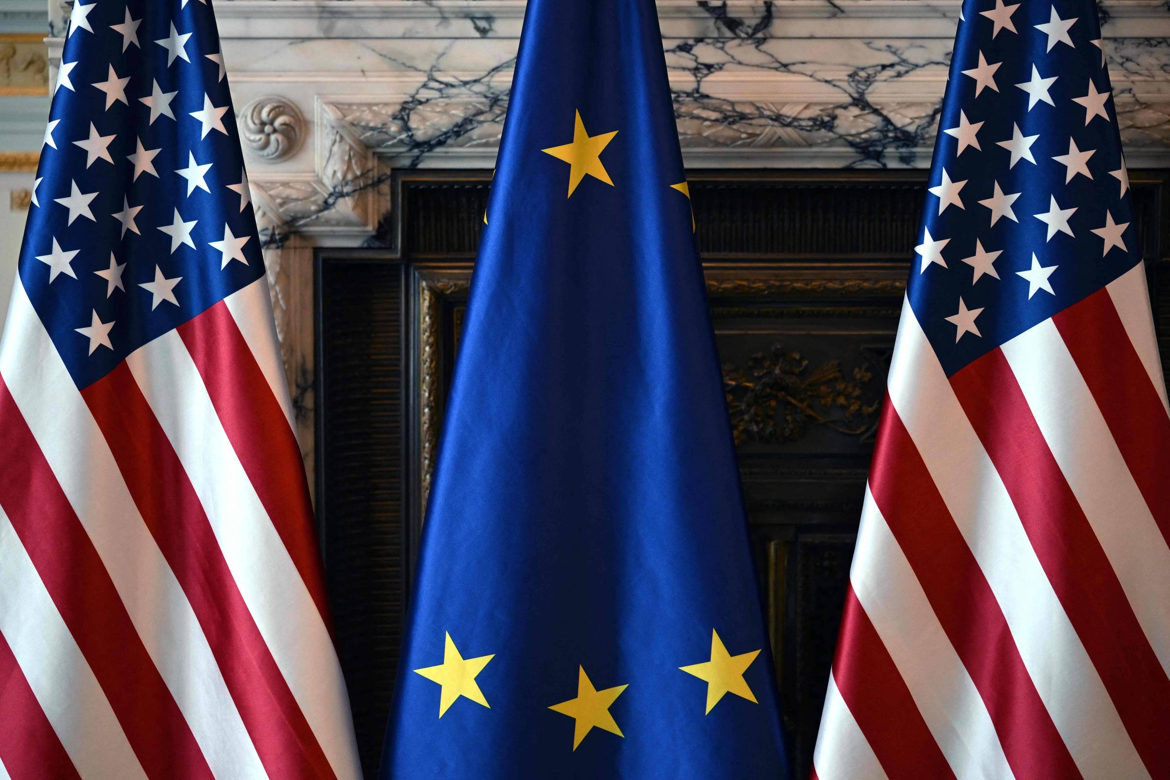 EUA versus Europa: Uma Análise da Turbulenta Economia Global em 2026