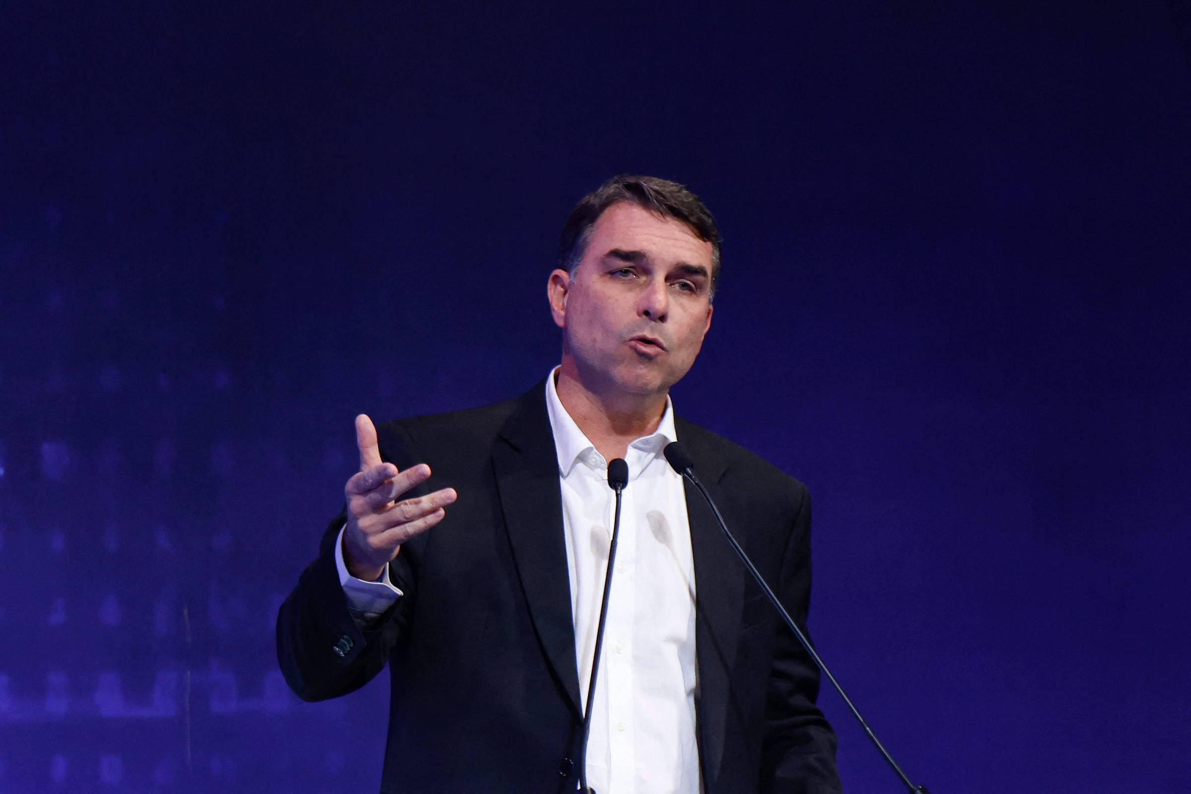 As Polêmicas das Pesquisas Eleitorais: Uma Análise do Caso Flávio Bolsonaro e AtlasIntel