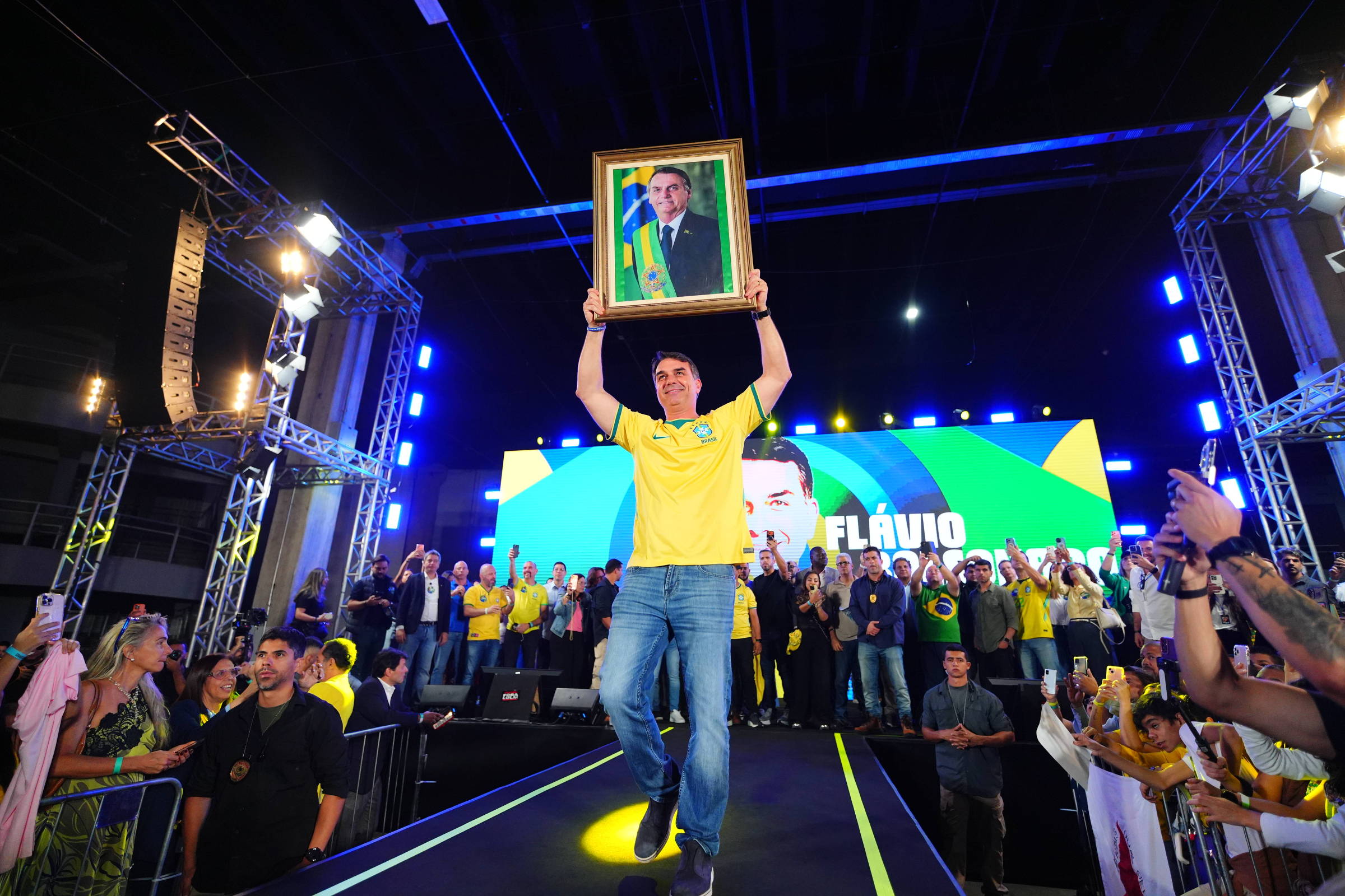 O Impasse Política entre Flávio e Michelle Bolsonaro: Um Jogo de Poder e Isolamento