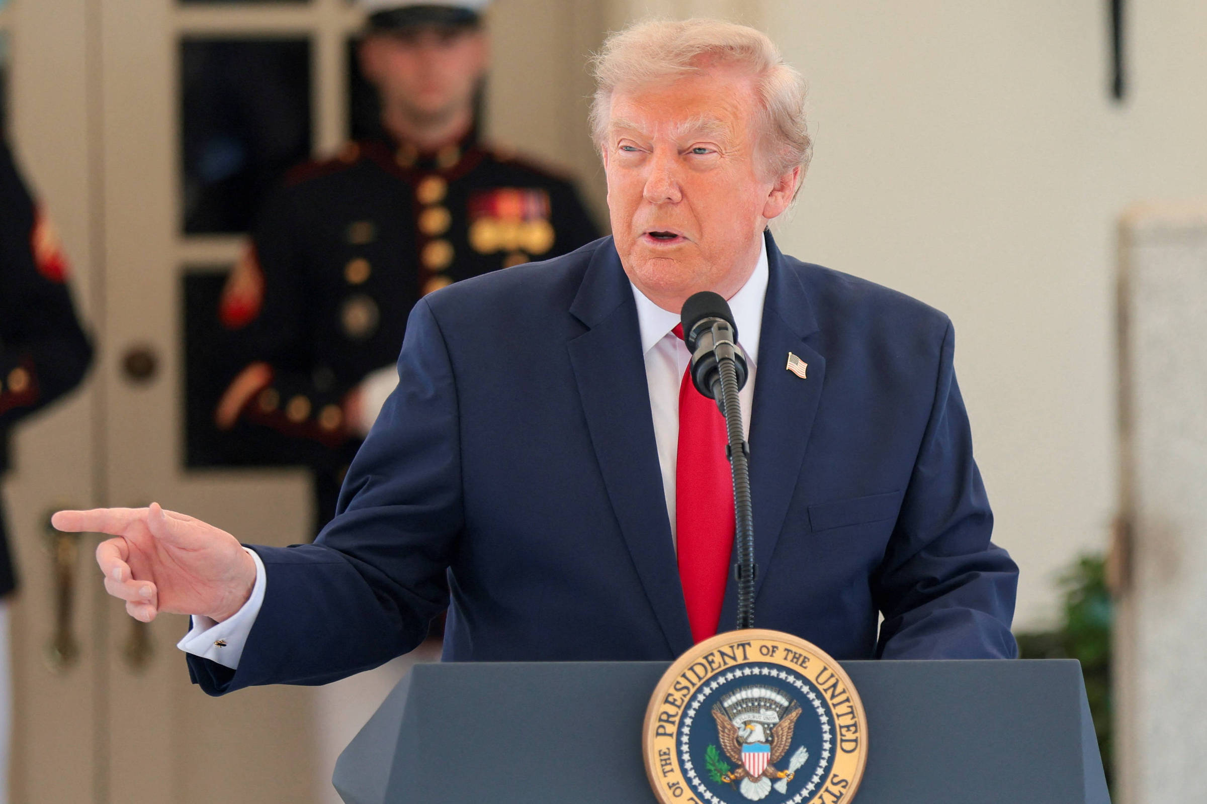 O Impacto da Estratégia de Trump em Hormuz: Uma Crise Global de Combustíveis