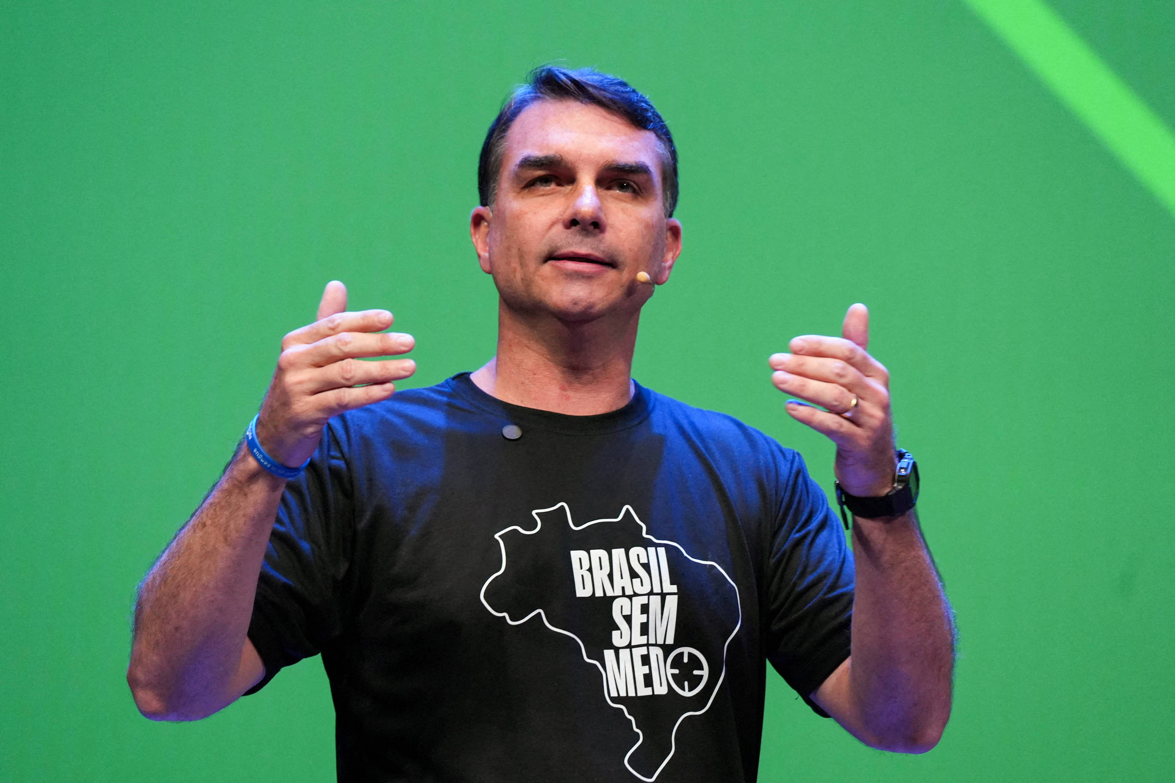 Flávio Bolsonaro Lança Plano Futurista para Empoderamento Feminino em Campanha