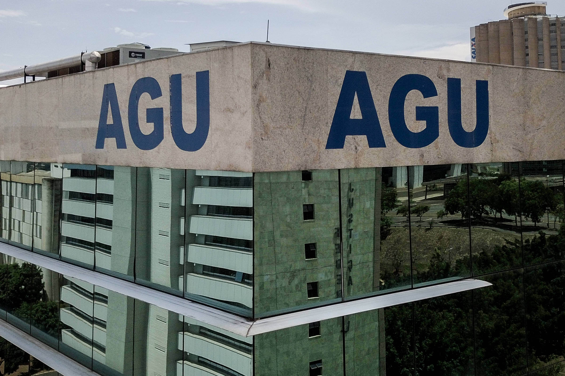 AGU Tenta Reverter Decisão sobre Honorários e Transparência Pública