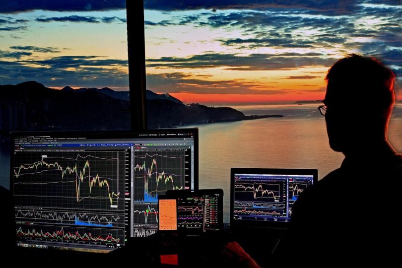 Ether Enfrenta Queda Acentuada Enquanto HYPE Despenca 10%