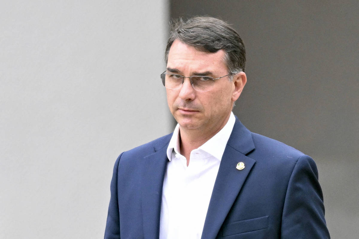 Flávio Bolsonaro Depõe em Investigação de Calúnia Contra Lula