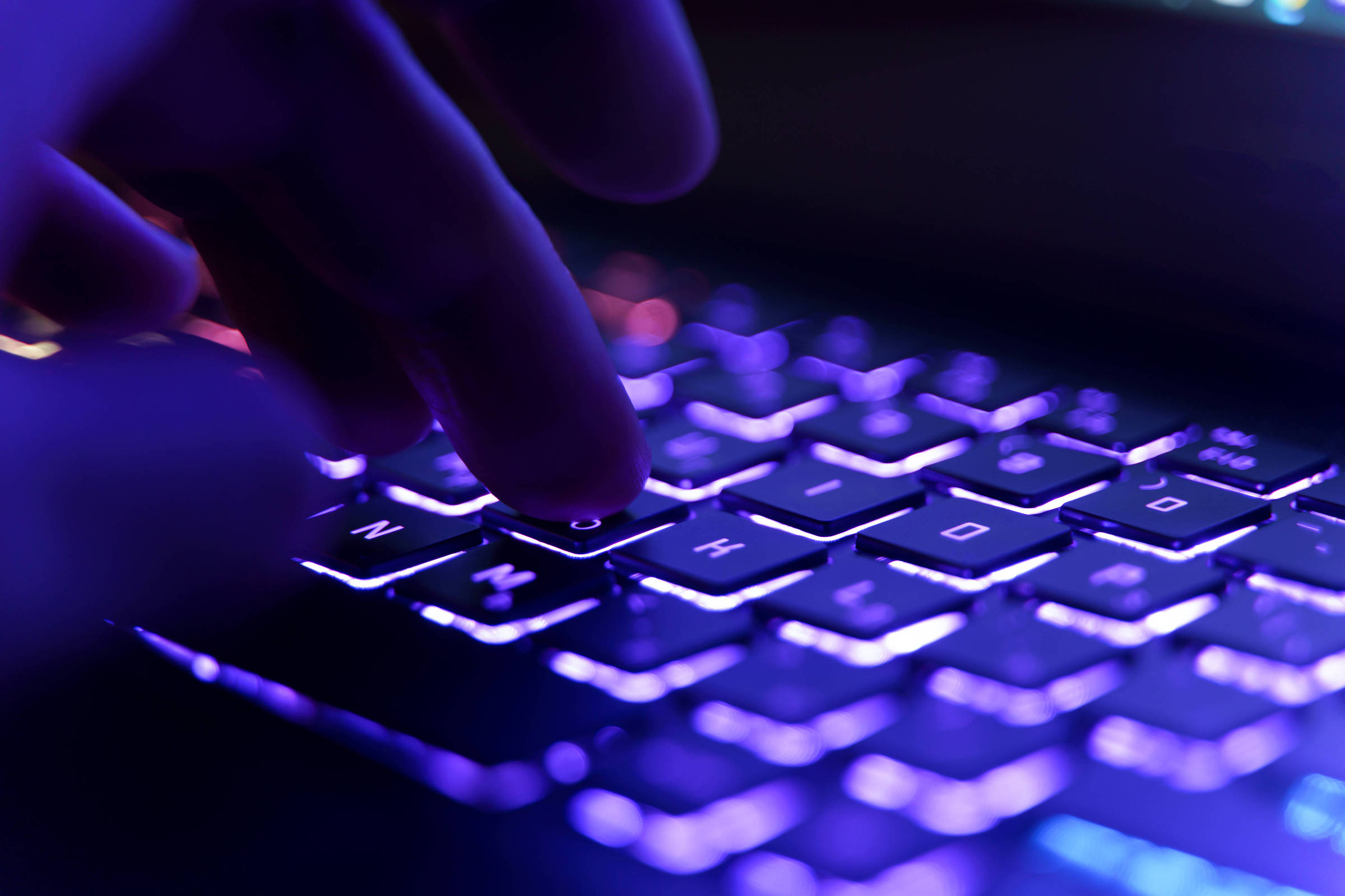 A Ascensão dos Sites Falsos Gerados por Inteligência Artificial