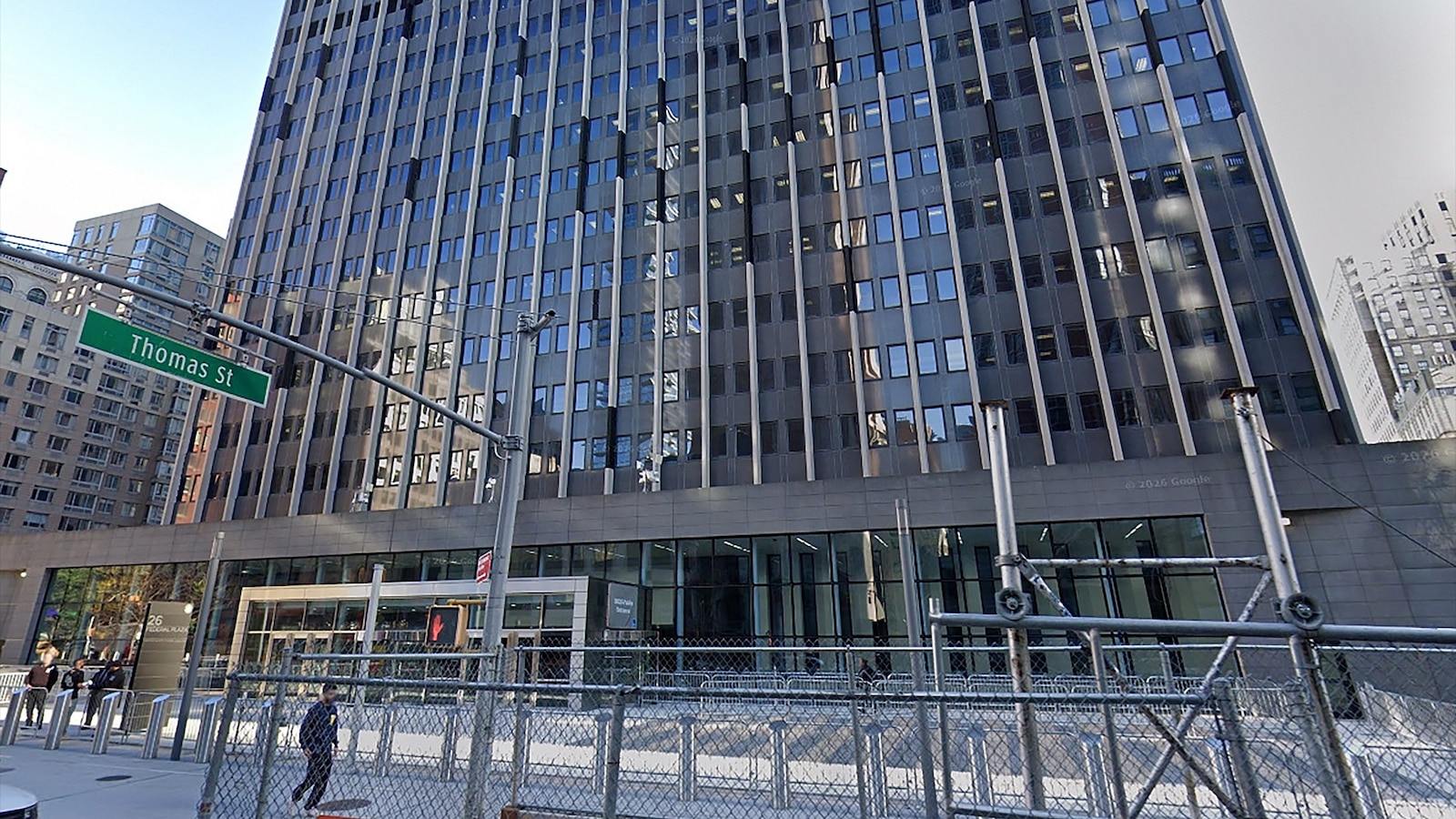 Homem Detido Após Ativar Dispositivo Incendiário em Edifício Federal de NYC