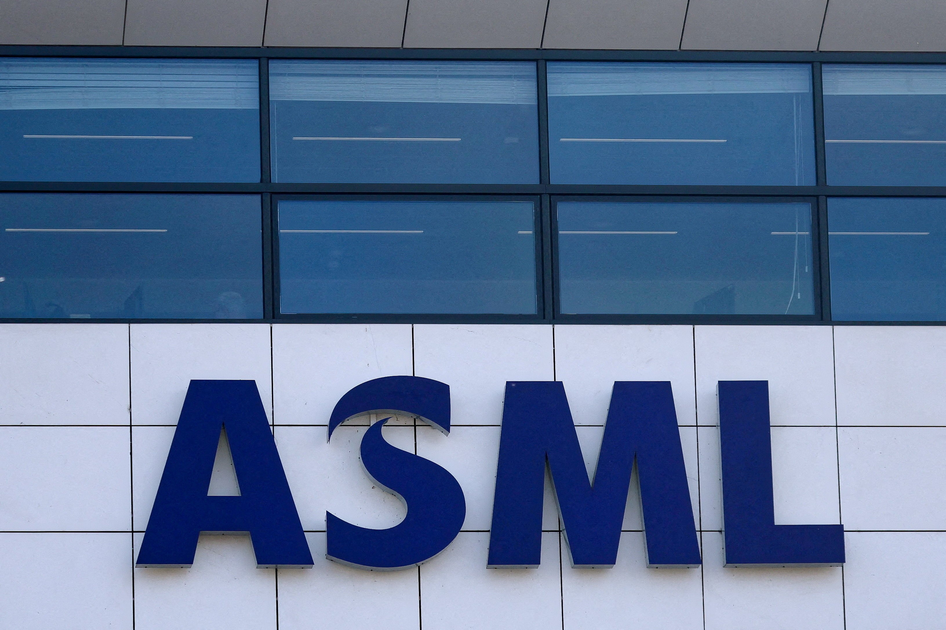 ASML Anuncia Bônus de € 20 Mil aos Funcionários que Permanecerem até 2030
