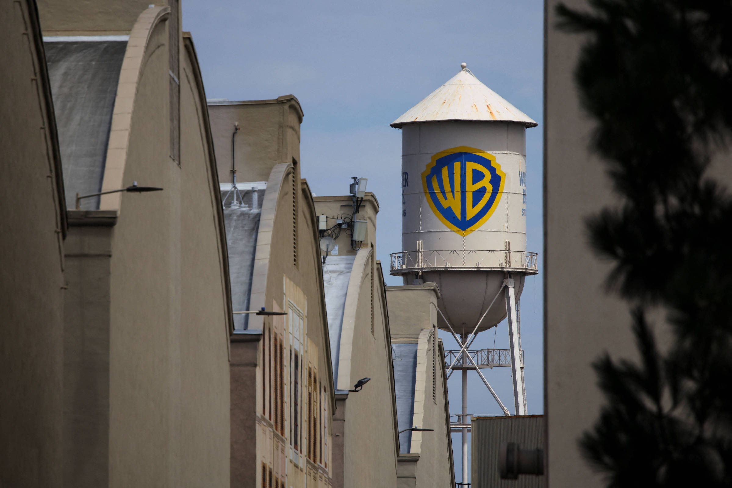 Suspensão da Aquisição da Warner Bros pela Paramount: Um Marco em um Novo Cenário de Mídia