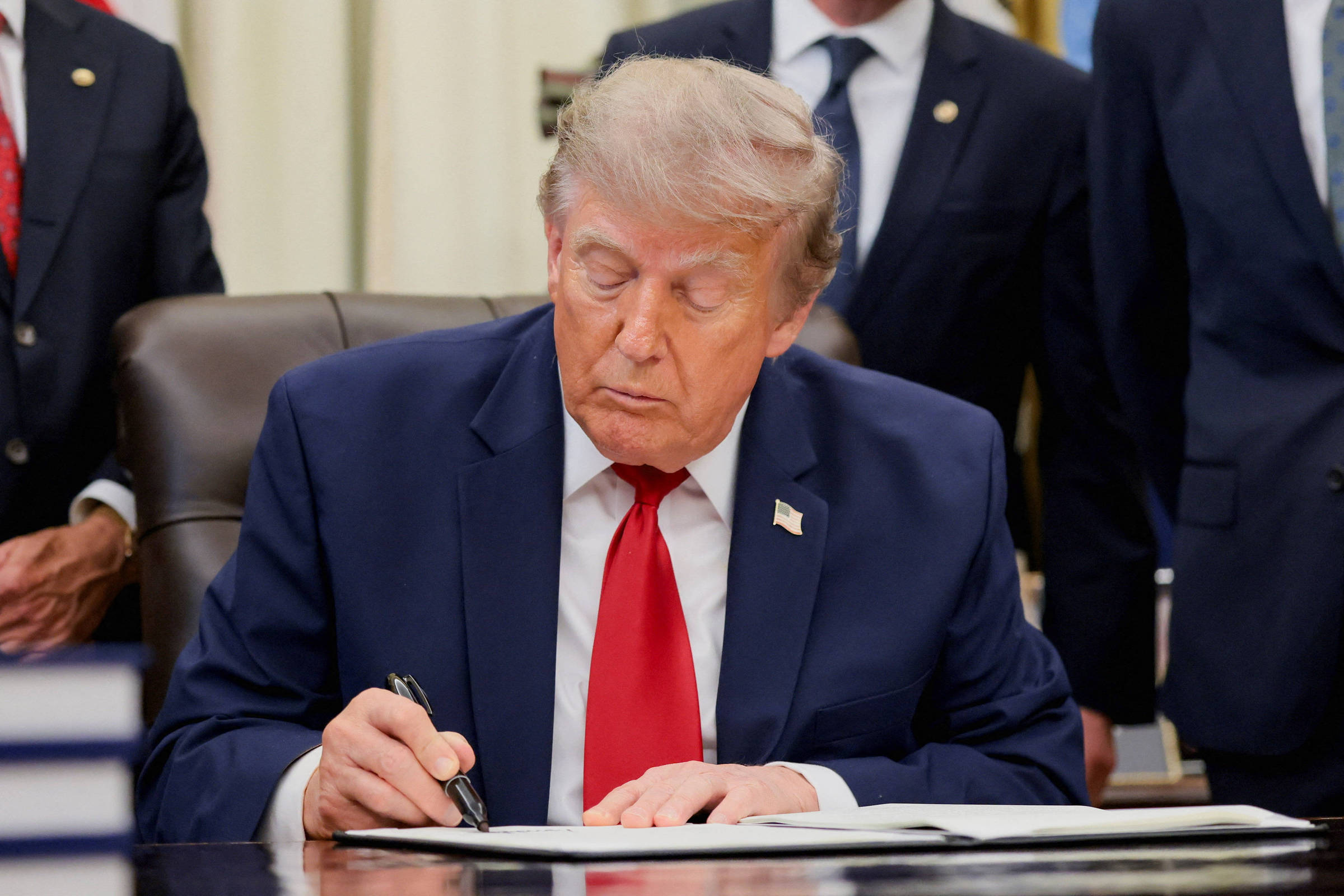 Trump Endurece Regras para Empresas de Defesa dos EUA em Relação a Minerais Críticos da China